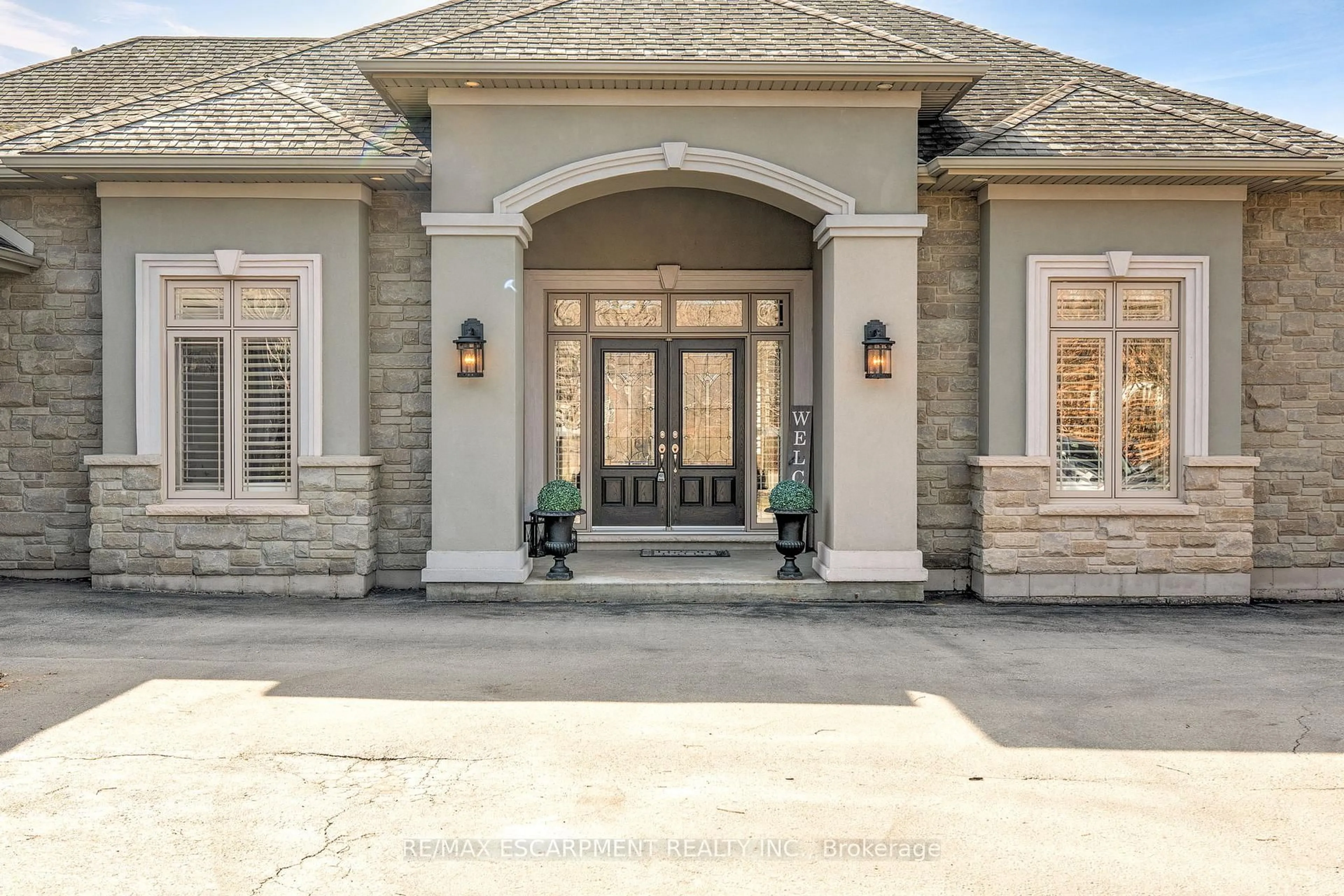 Indoor entryway for 1318 Concession 6, Hamilton Ontario L8B 1N1