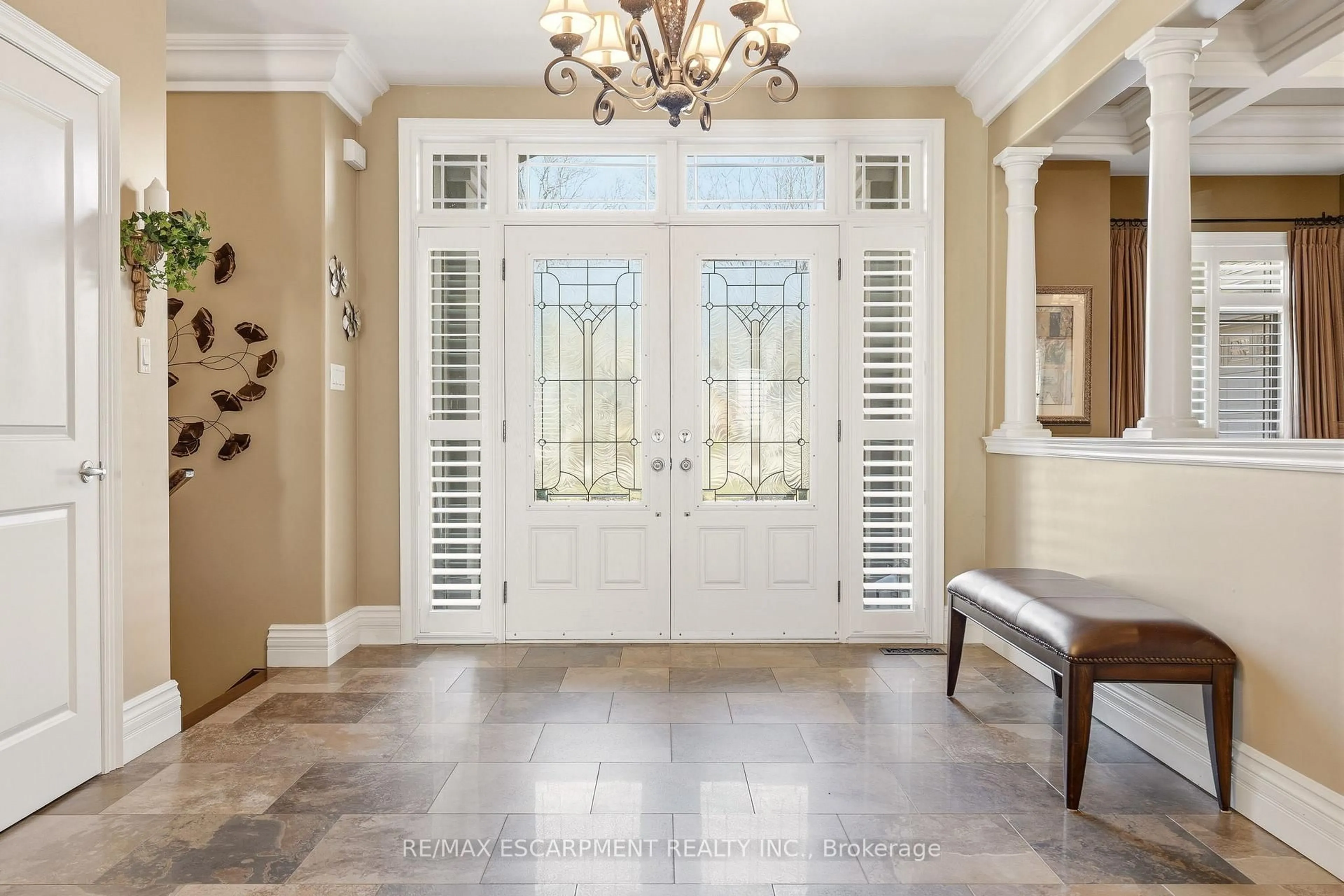 Indoor entryway for 1318 Concession 6, Hamilton Ontario L8B 1N1