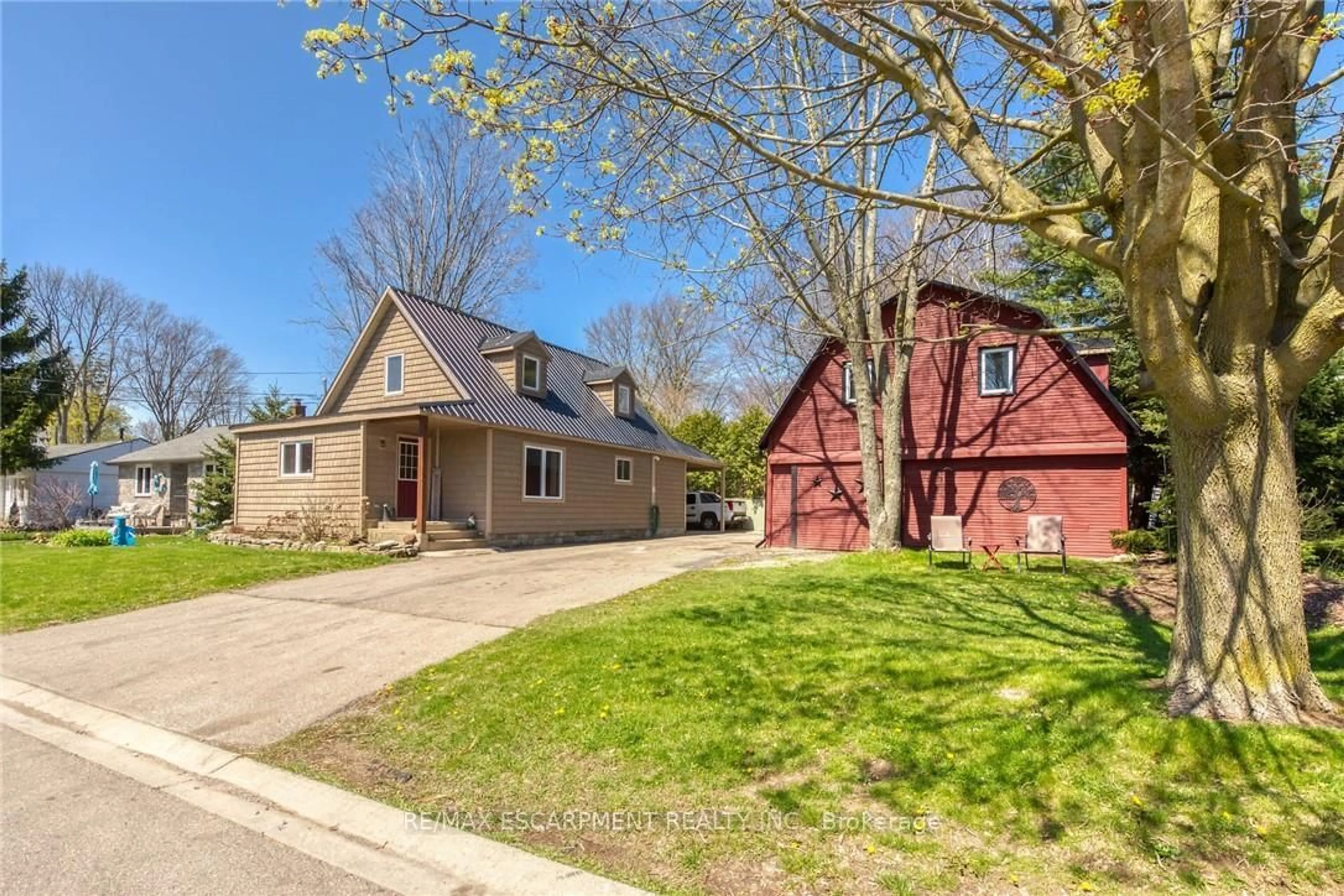 A pic from outside/outdoor area/front of a property/back of a property/a pic from drone, street for 109 Mcnab St, Norfolk Ontario N0A 1N0