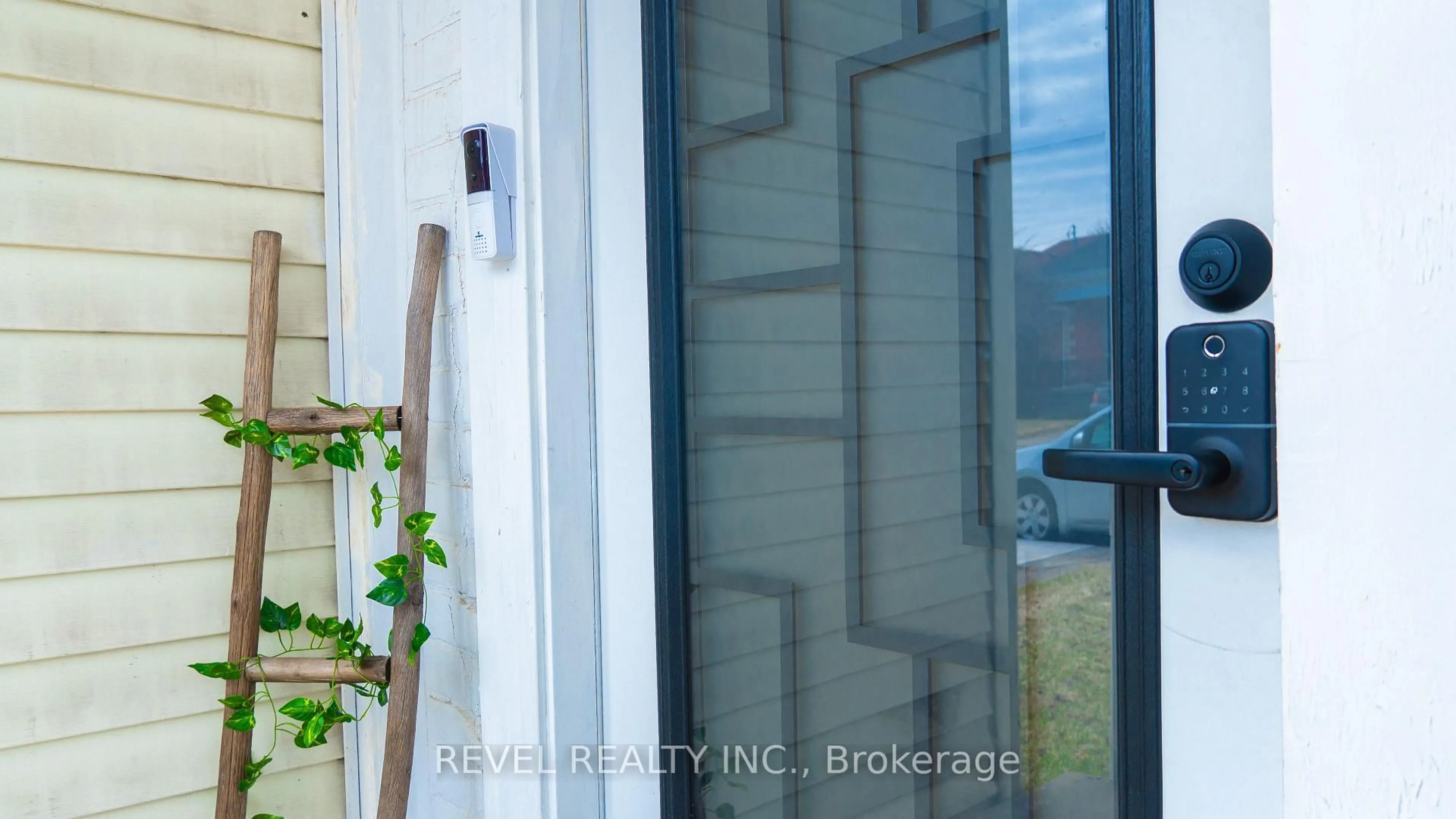 Indoor entryway for 51 Tisdale St, Hamilton Ontario L8L 5M3
