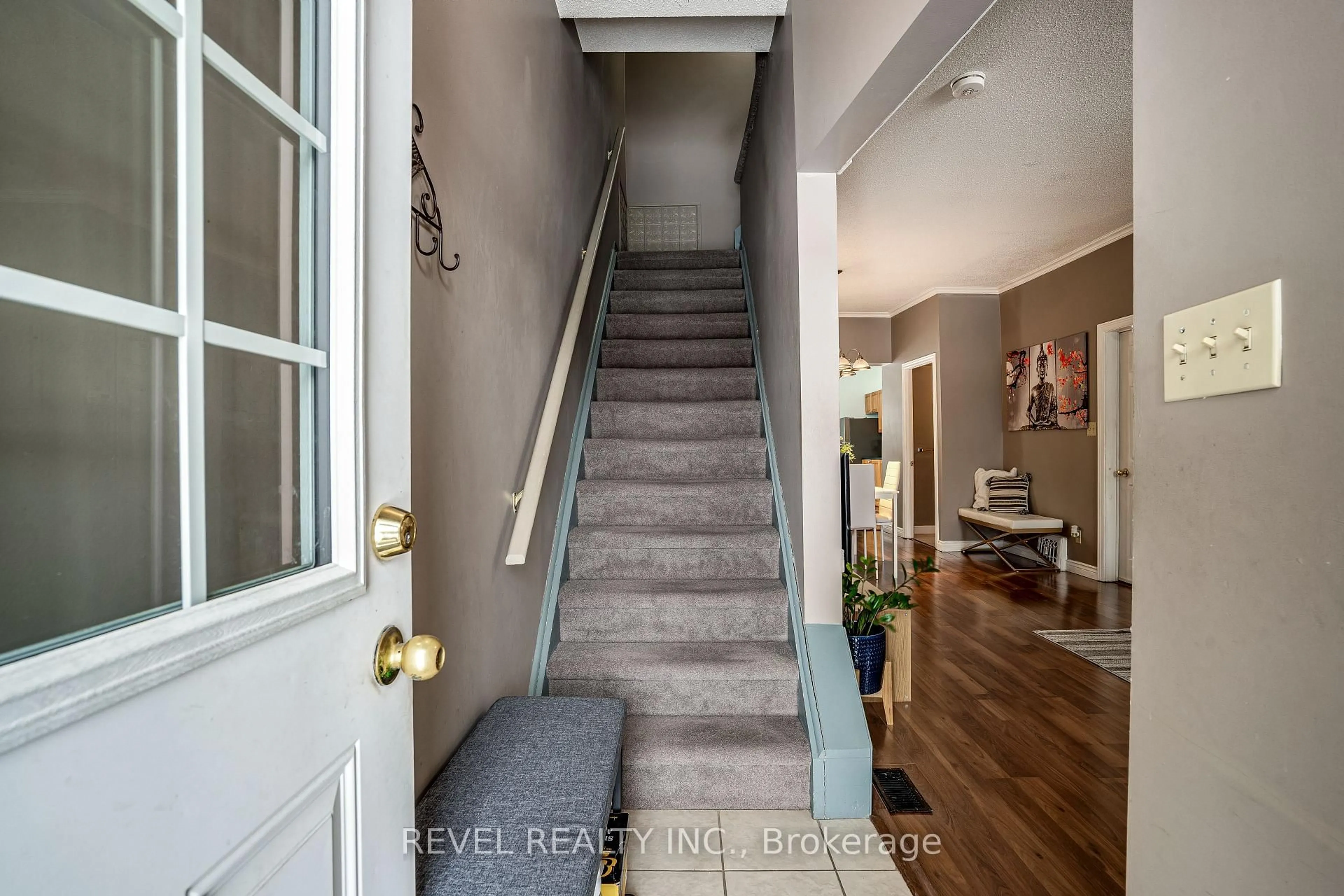 Indoor entryway for 51 Tisdale St, Hamilton Ontario L8L 5M3
