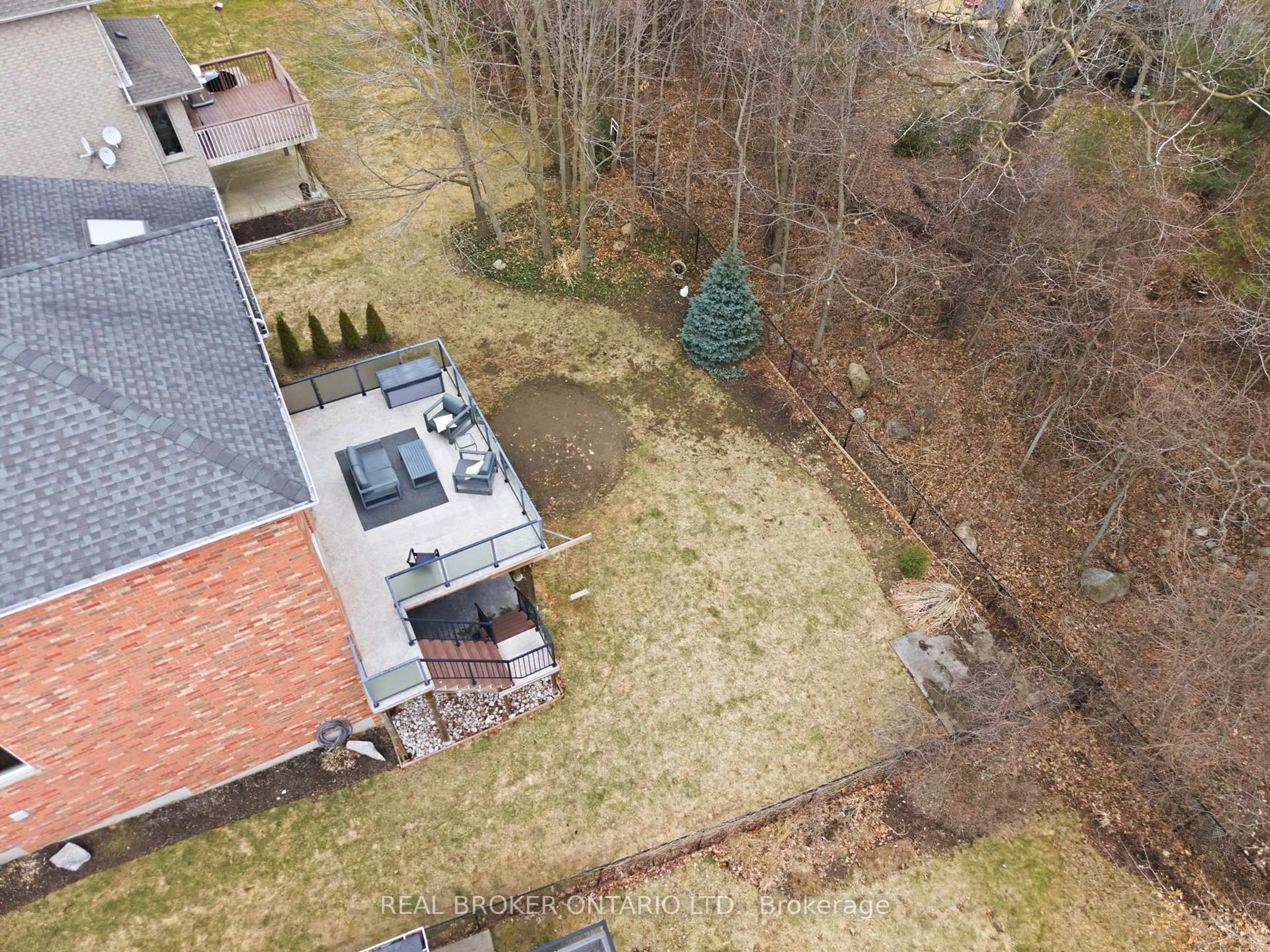 A pic from outside/outdoor area/front of a property/back of a property/a pic from drone, street for 20 Cottonwood Cres, Cambridge Ontario N1T 2A7