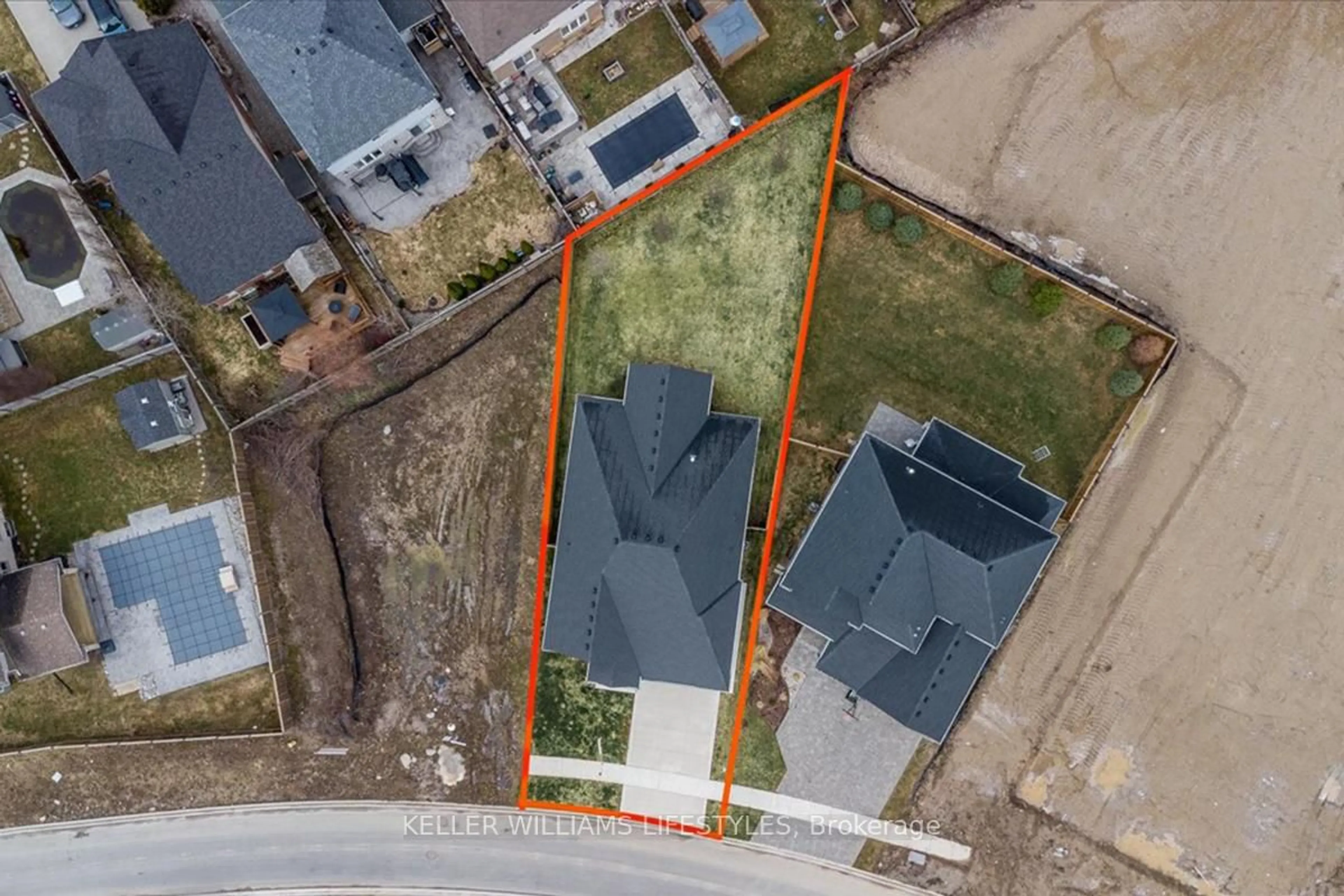 A pic from outside/outdoor area/front of a property/back of a property/a pic from drone, street for 956 Eagletrace Dr, London North Ontario N6G 3X9