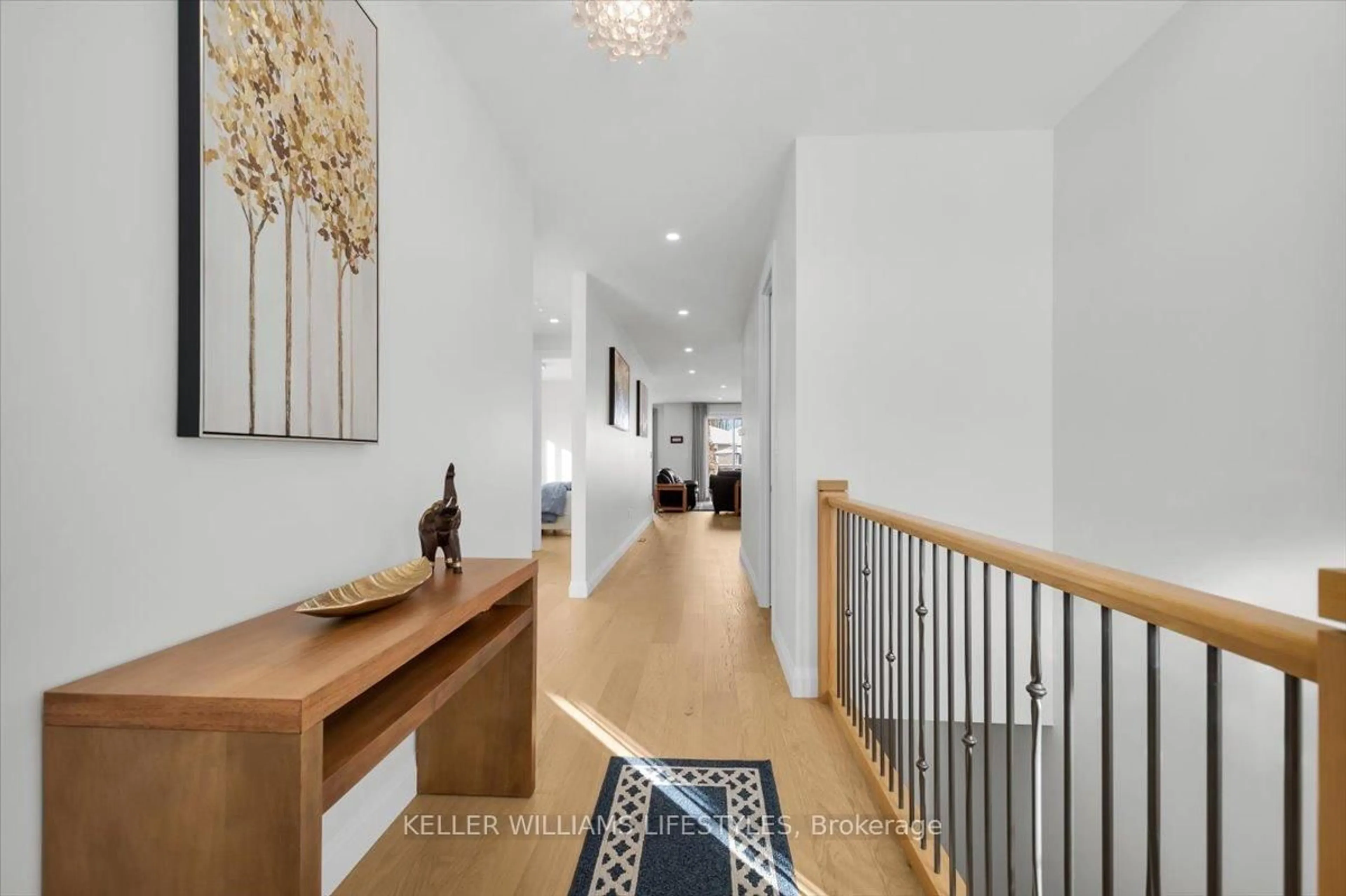 Indoor entryway for 956 Eagletrace Dr, London North Ontario N6G 3X9