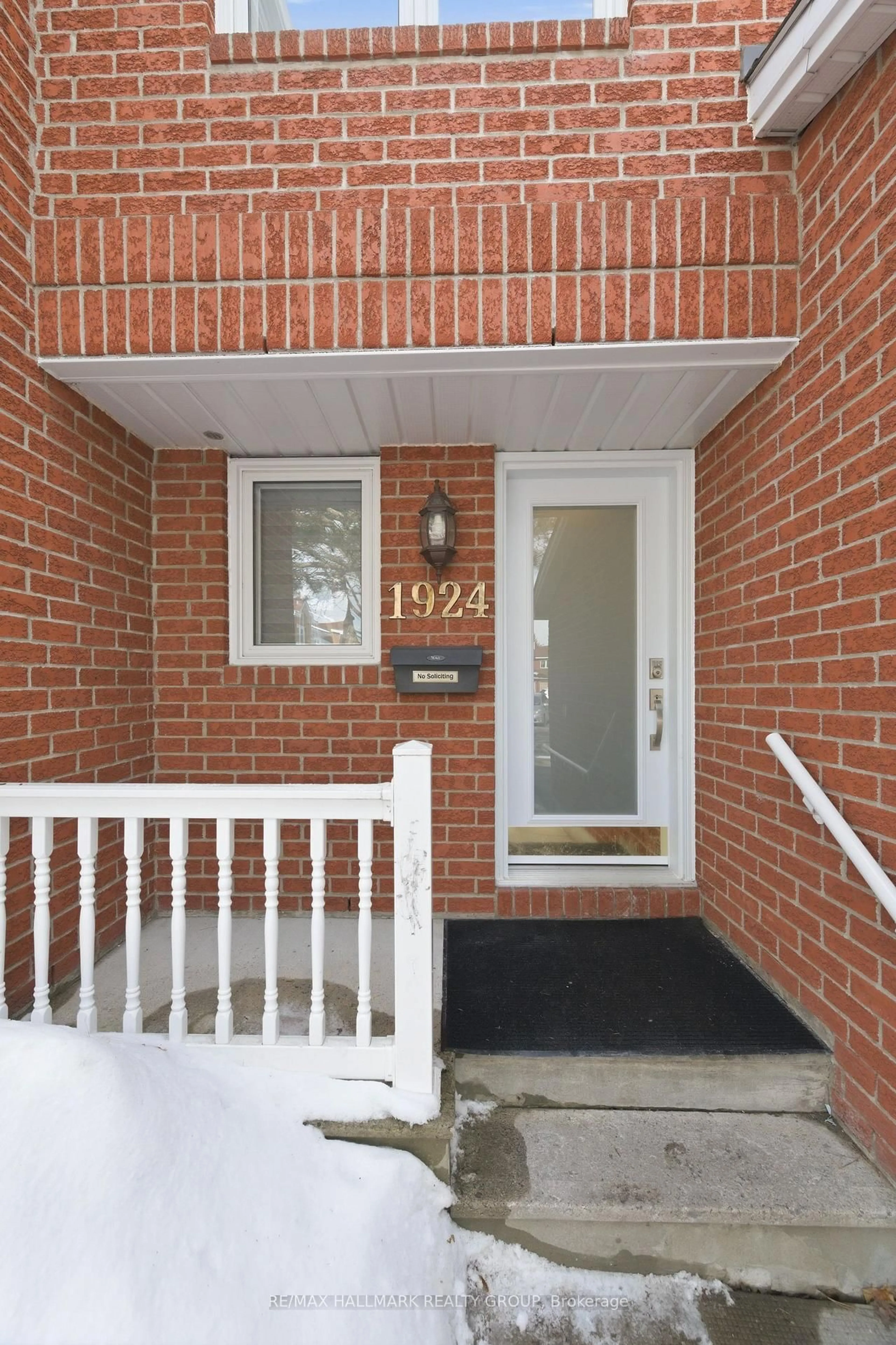 Indoor entryway for 1924 ASHMONT St, Ottawa Ontario K1C 7B9