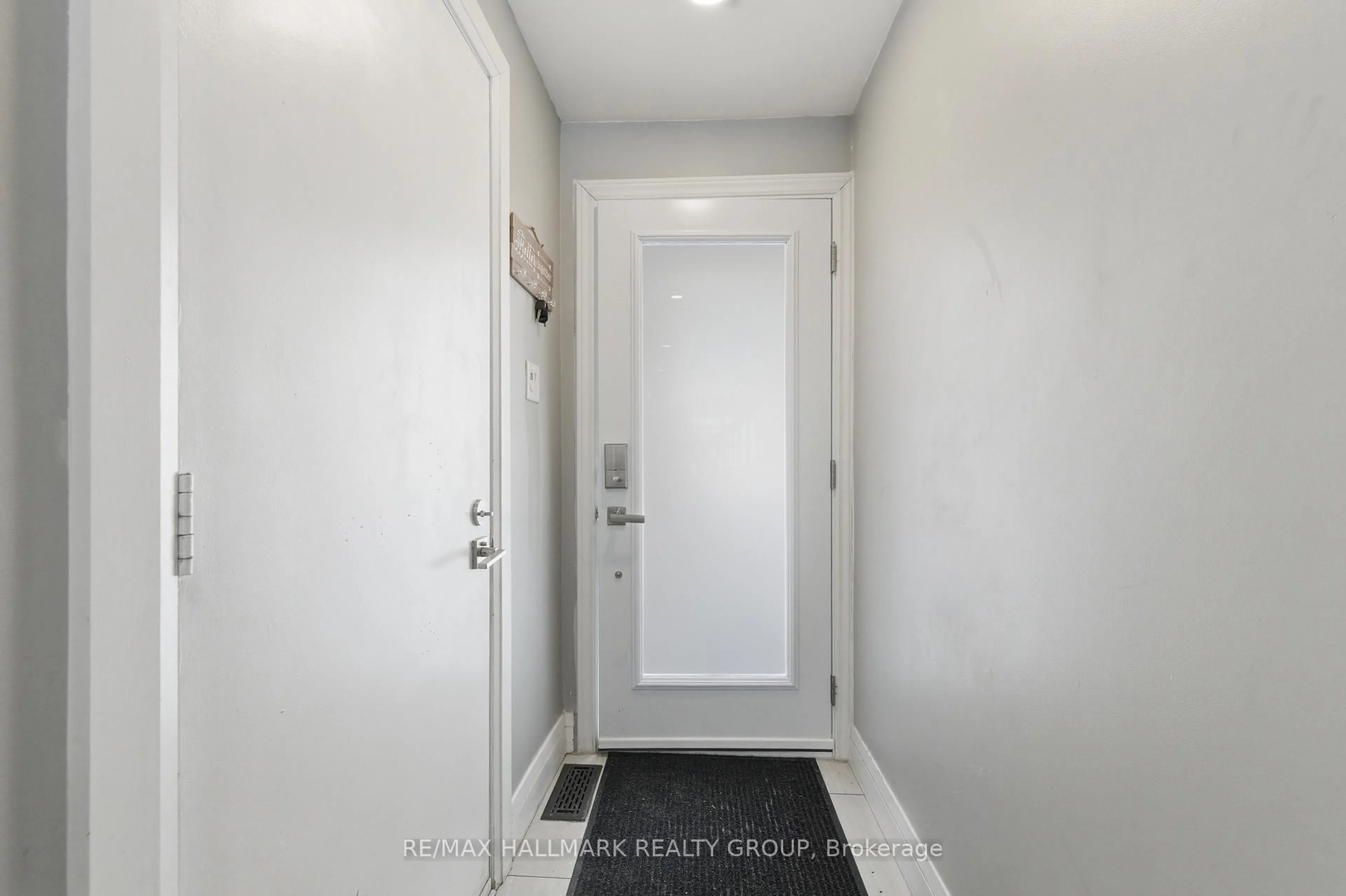 Indoor entryway for 1924 ASHMONT St, Ottawa Ontario K1C 7B9