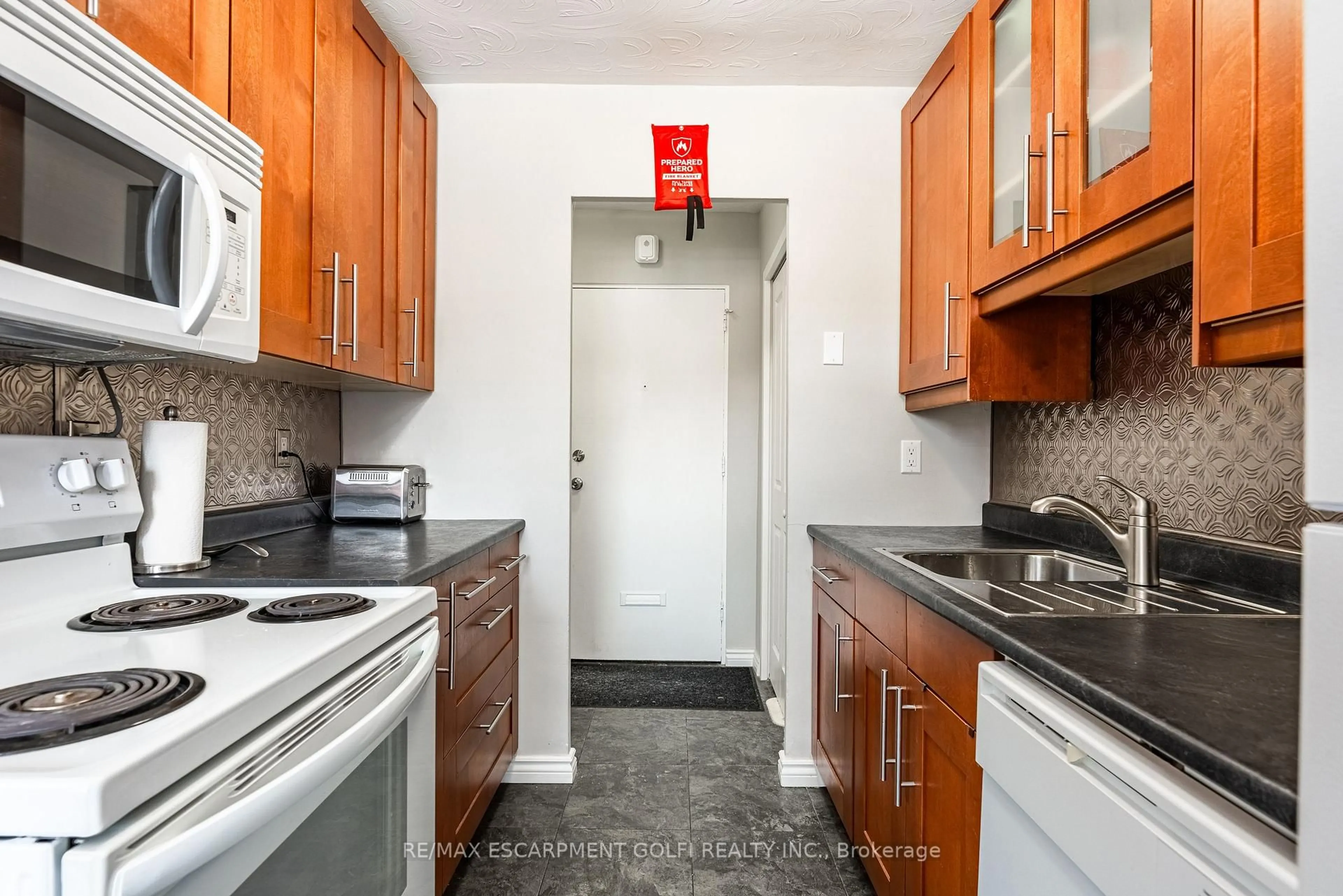 Standard kitchen, unknown for 485 Thorold Rd #211, Welland Ontario L3C 3X1