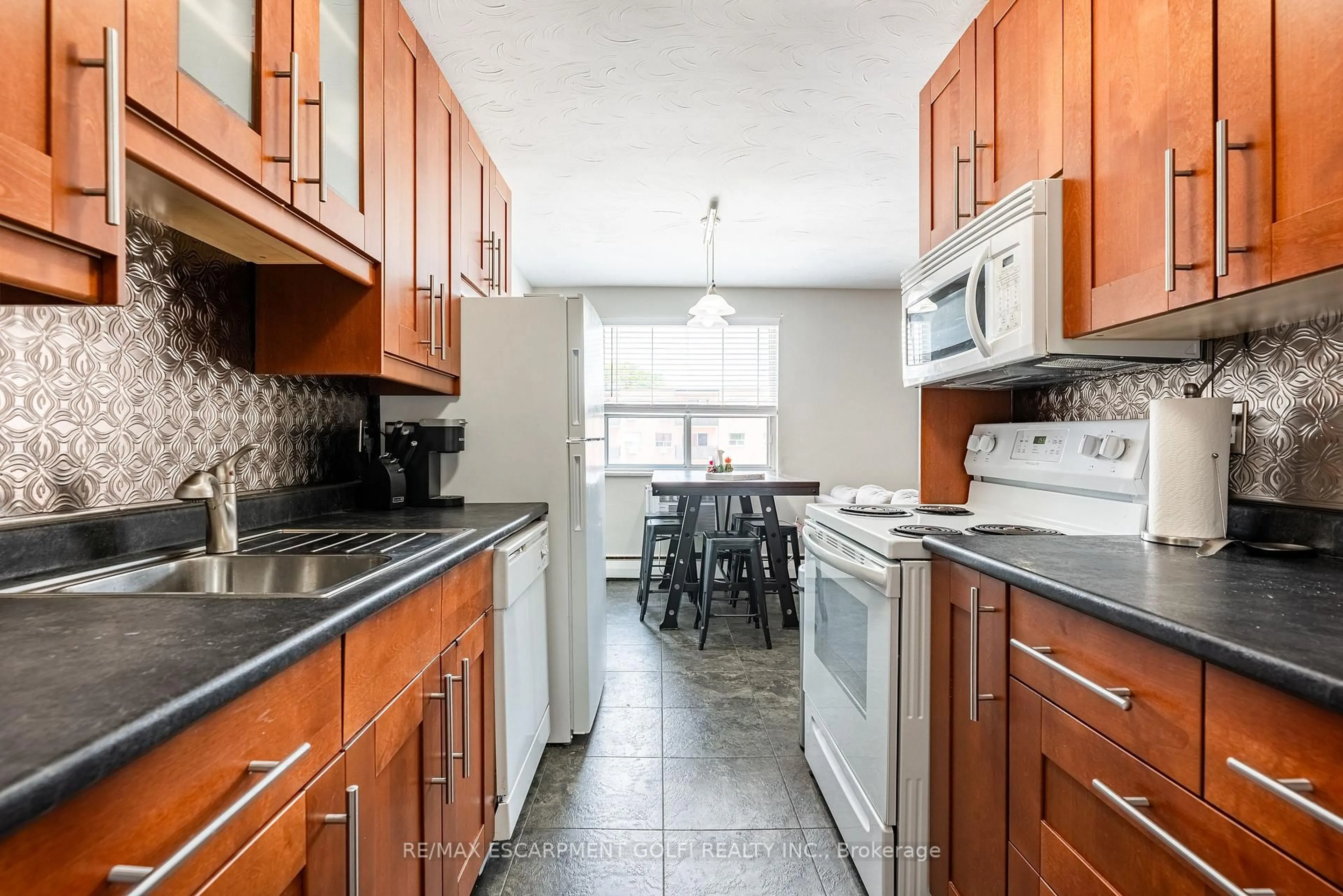 Standard kitchen, ceramic/tile floor for 485 Thorold Rd #211, Welland Ontario L3C 3X1