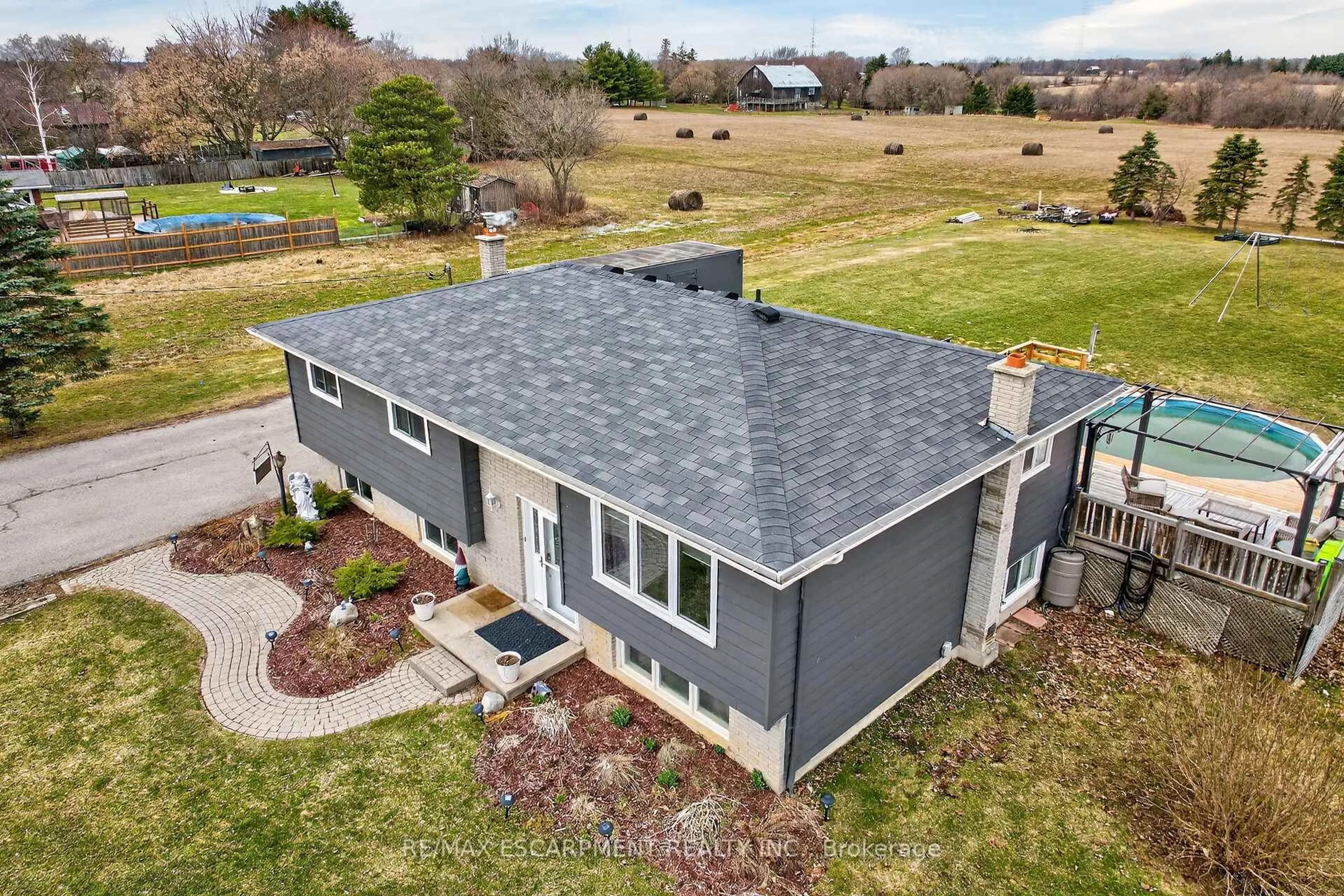 A pic from outside/outdoor area/front of a property/back of a property/a pic from drone, building for 1481 Norfolk County Rd 19 E, Norfolk Ontario N0E 1Z0