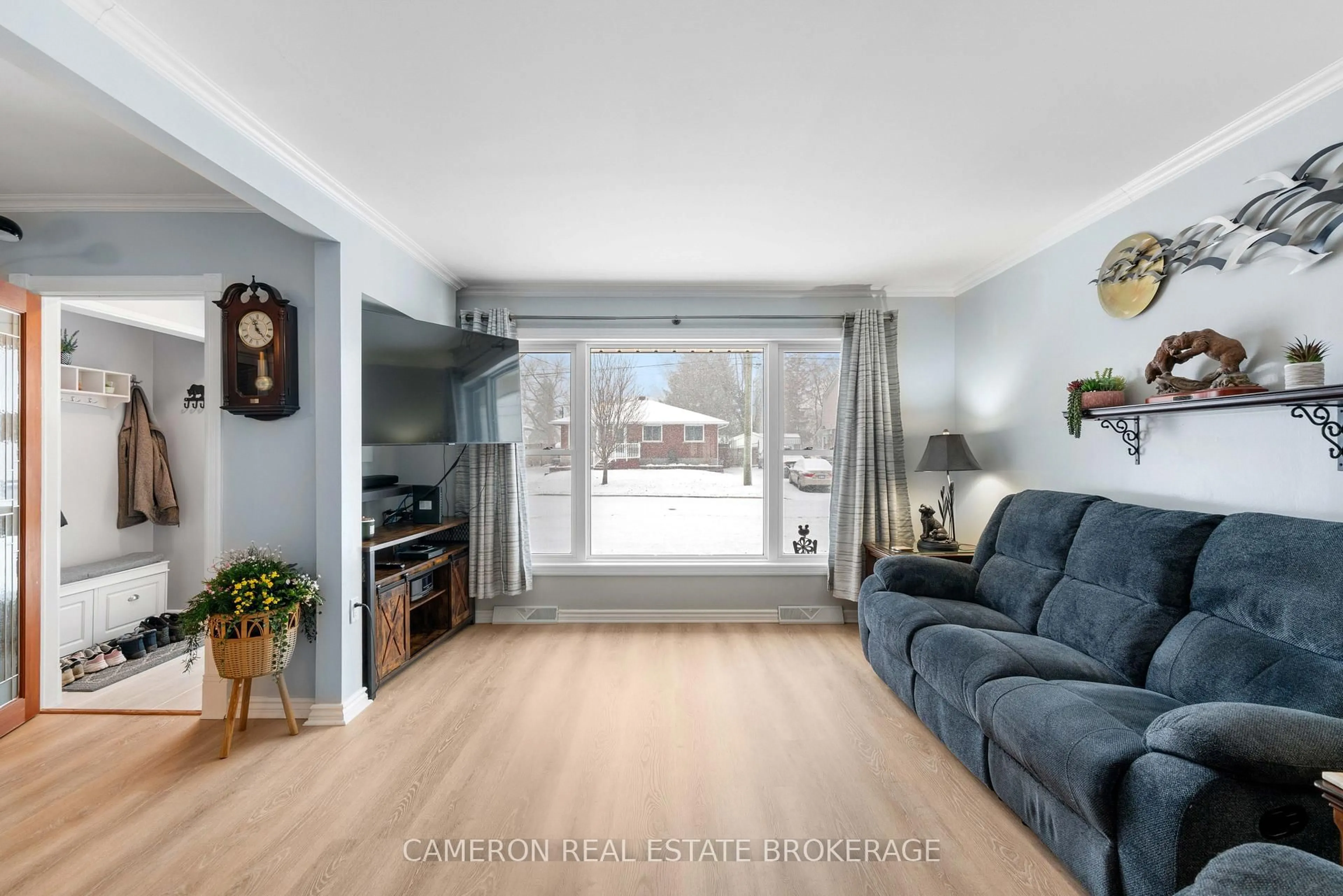 Living room with furniture, wood/laminate floor for 1513 Frances Ann Ave, Cornwall Ontario K6H 2L3