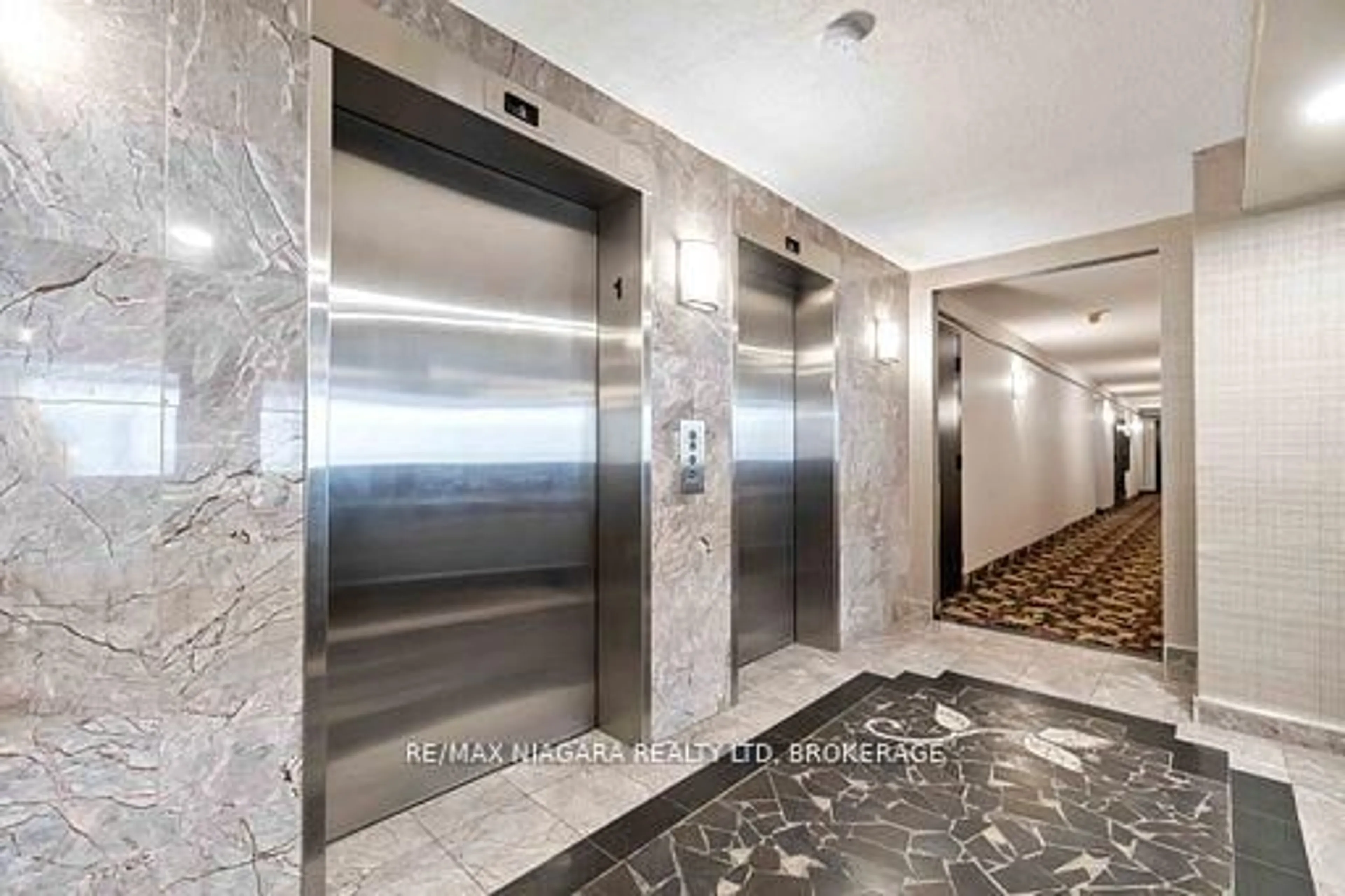 Indoor foyer for 5100 Dorchester Rd #210, Niagara Falls Ontario L2E 7H4