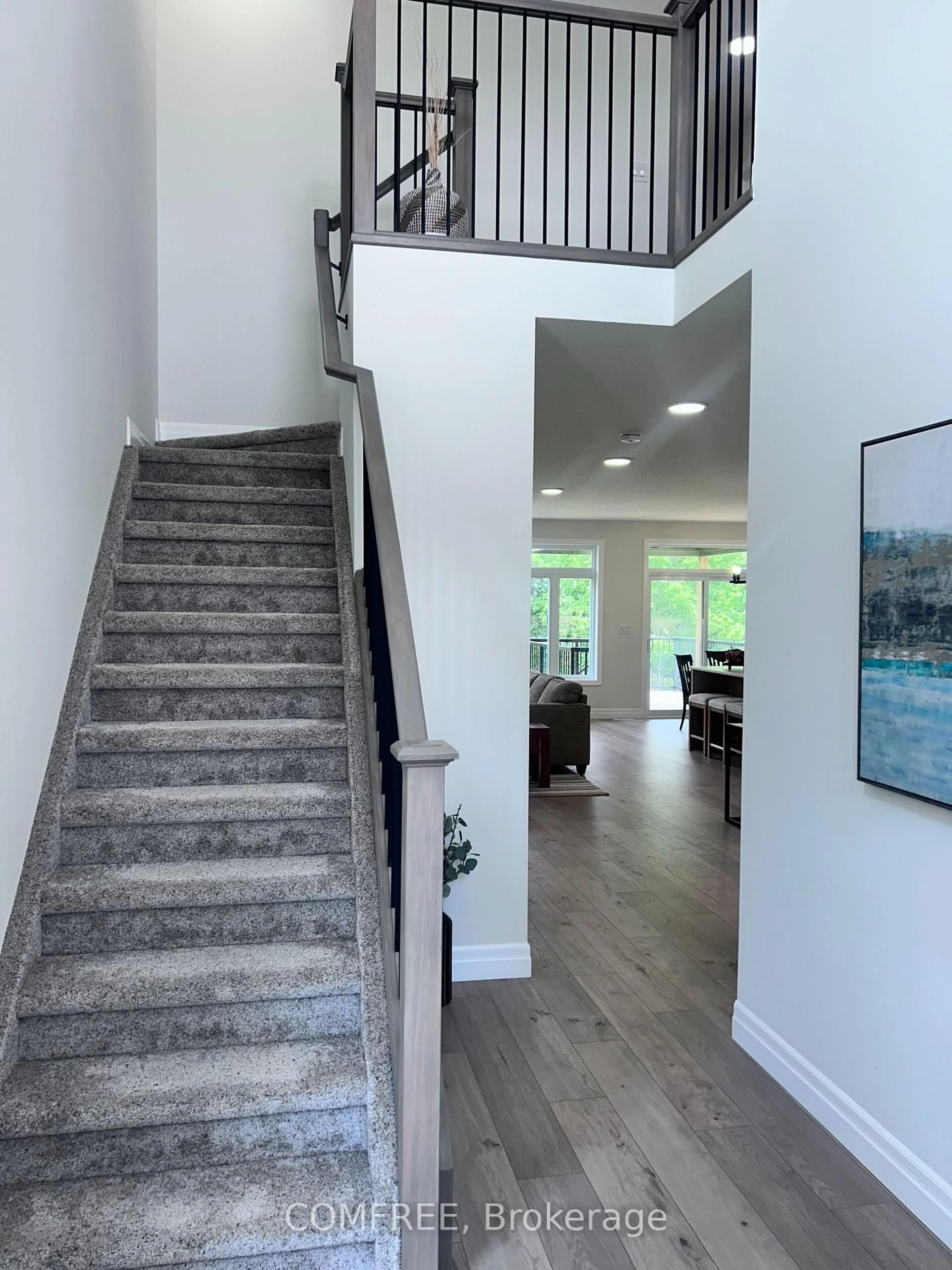 Indoor foyer for 35 Old Course Rd, Out of Area Ontario N5R 0N3