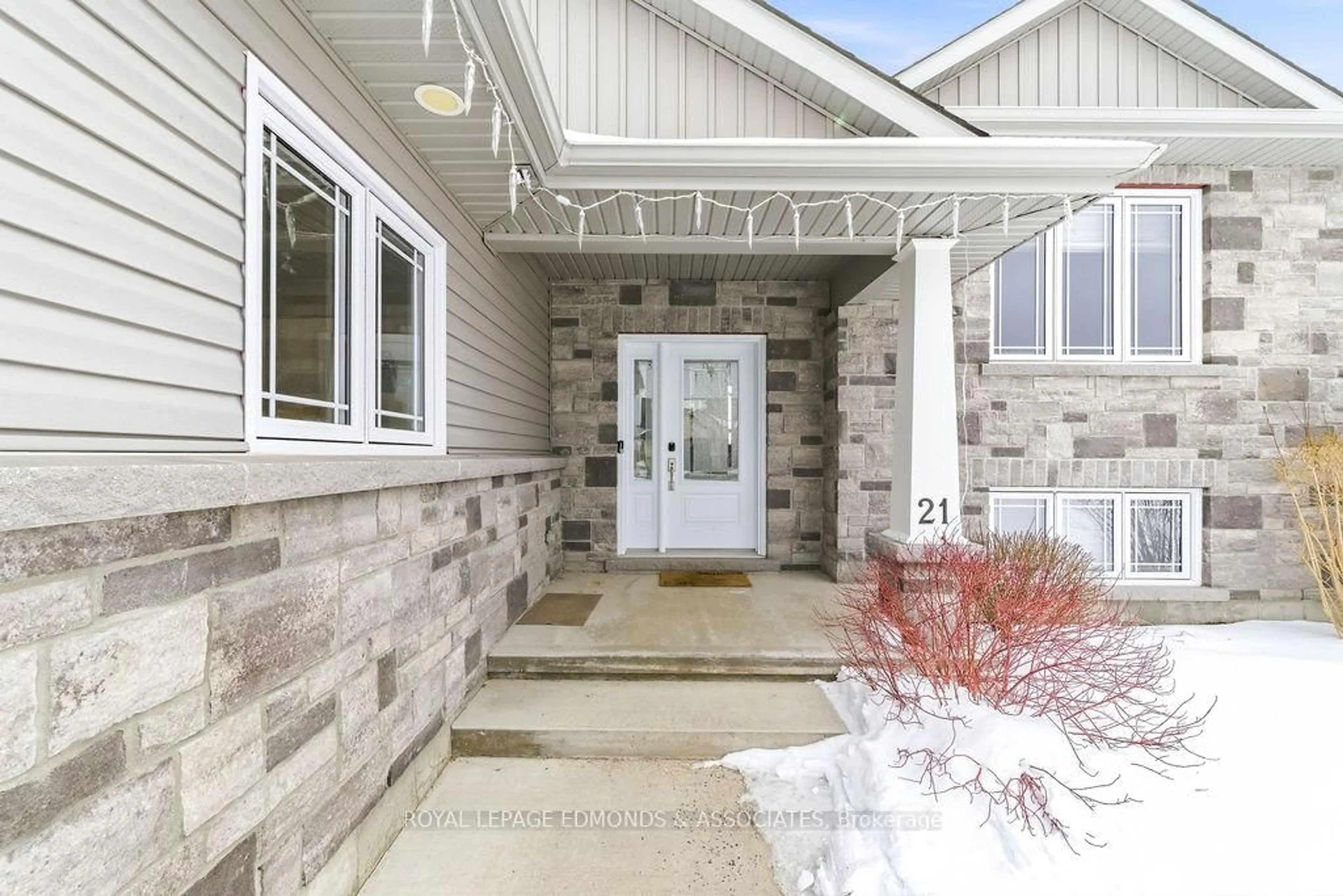 Indoor entryway for 21 Liam St, Petawawa Ontario K8H 0G7