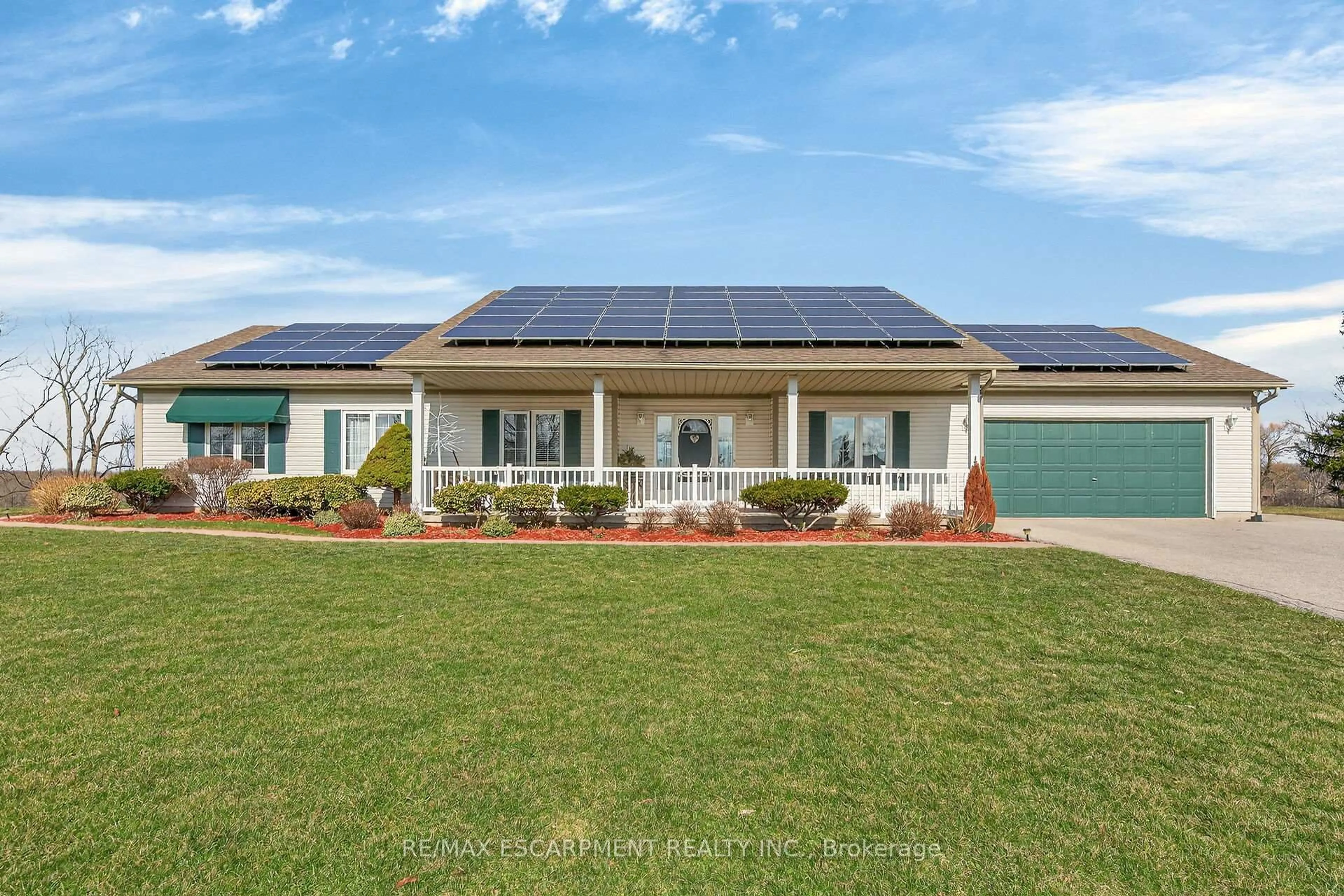 Home with vinyl exterior material, street for 2 FOXLOW Cres, Haldimand Ontario N0A 1E0