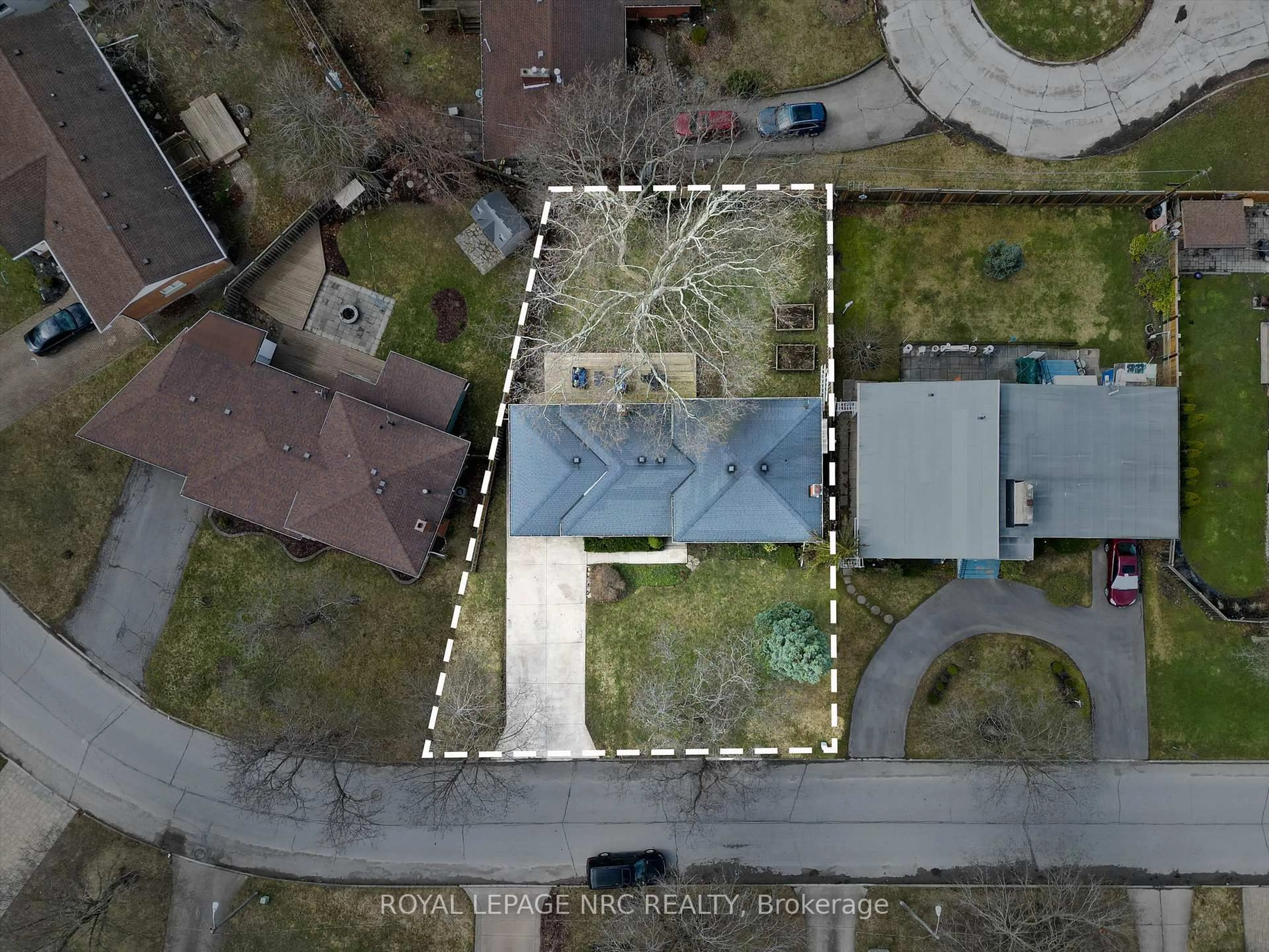 A pic from outside/outdoor area/front of a property/back of a property/a pic from drone, street for 24 Valerie Dr, St. Catharines Ontario L2T 3G5