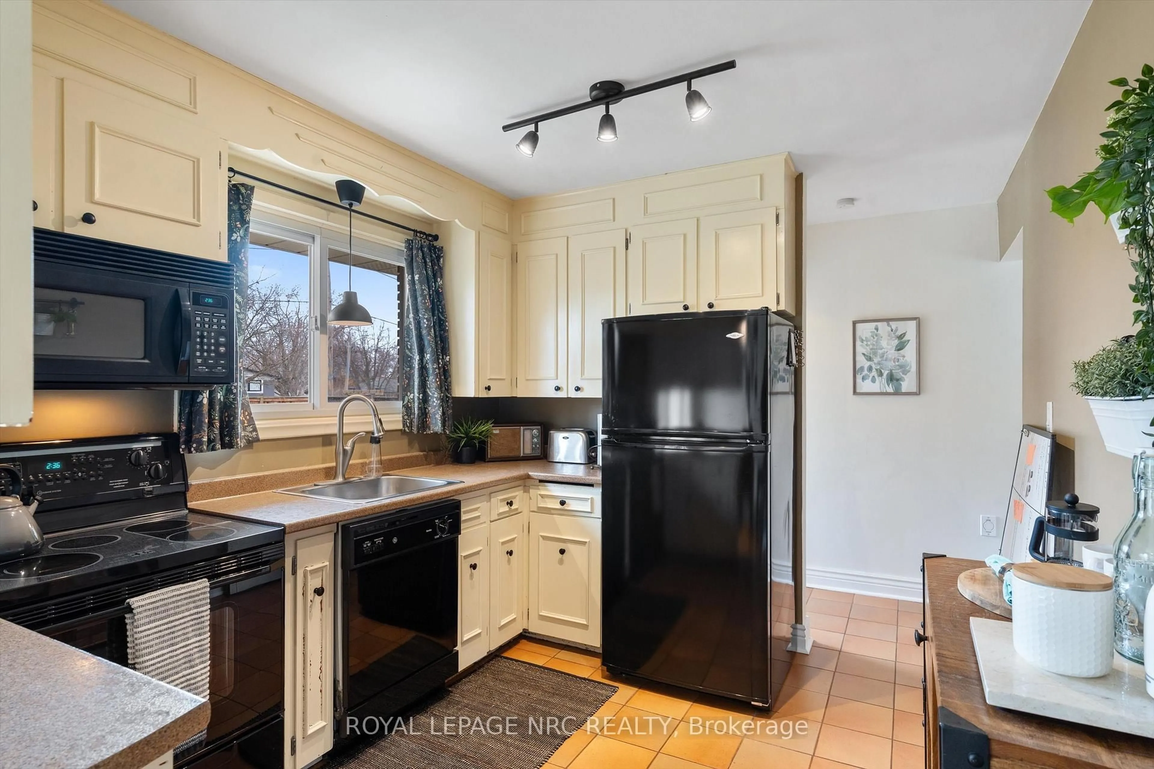 Standard kitchen, ceramic/tile floor for 24 Valerie Dr, St. Catharines Ontario L2T 3G5