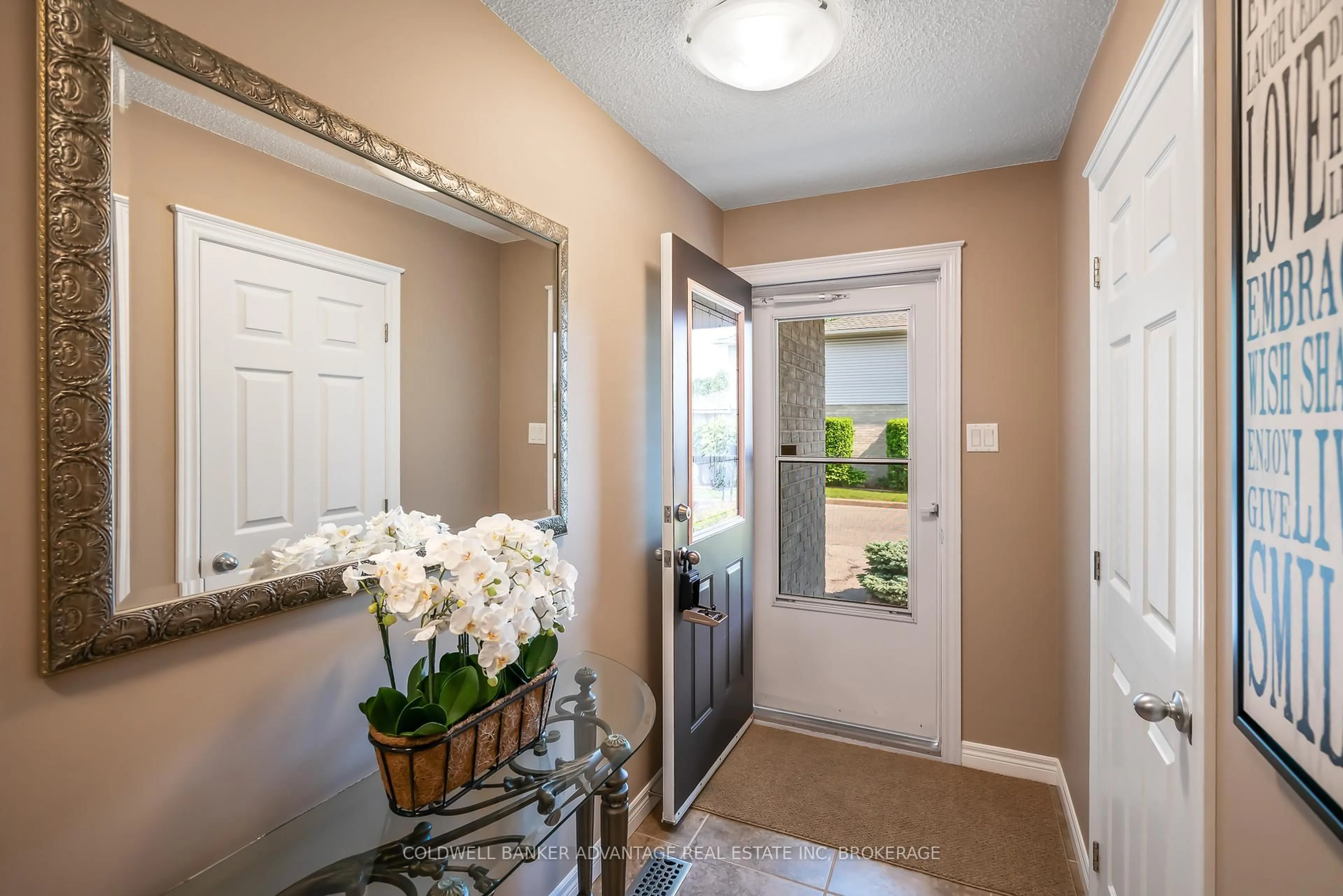 Indoor entryway for 125 Woodlawn Rd #23, Welland Ontario L3C 7B5