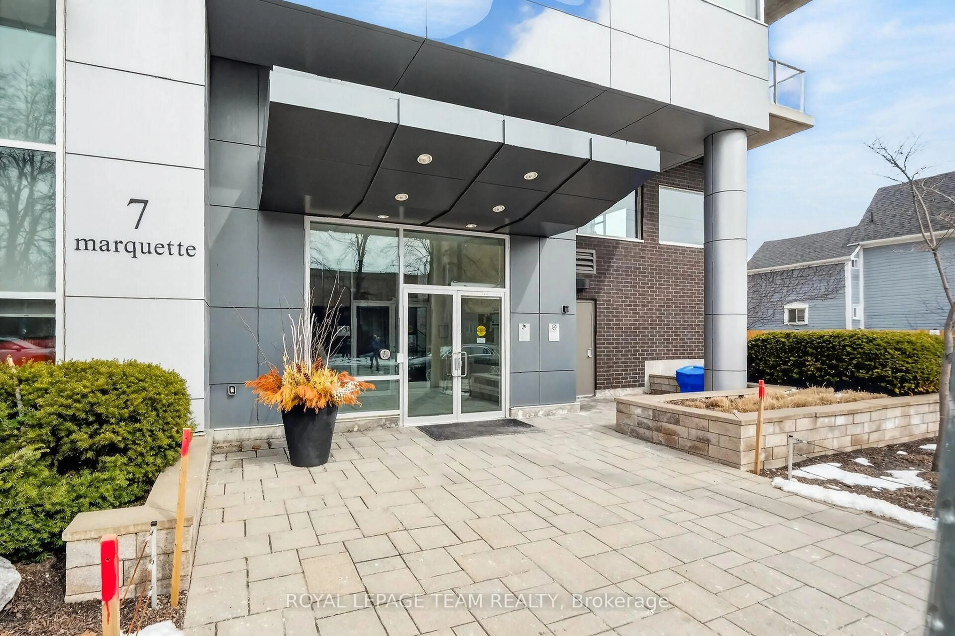 Indoor foyer for 7 MARQUETTE Ave #220, Ottawa Ontario K1L 8A7