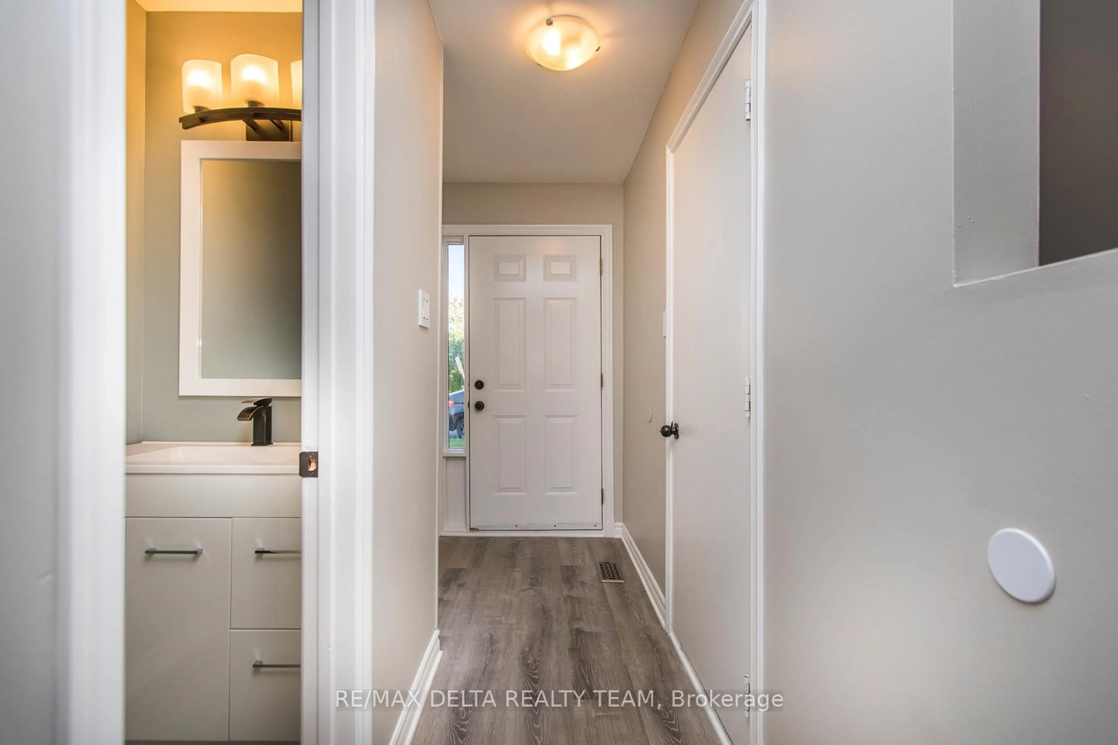 Indoor entryway for 323 Monica Cres #8, Ottawa Ontario K1E 3N6