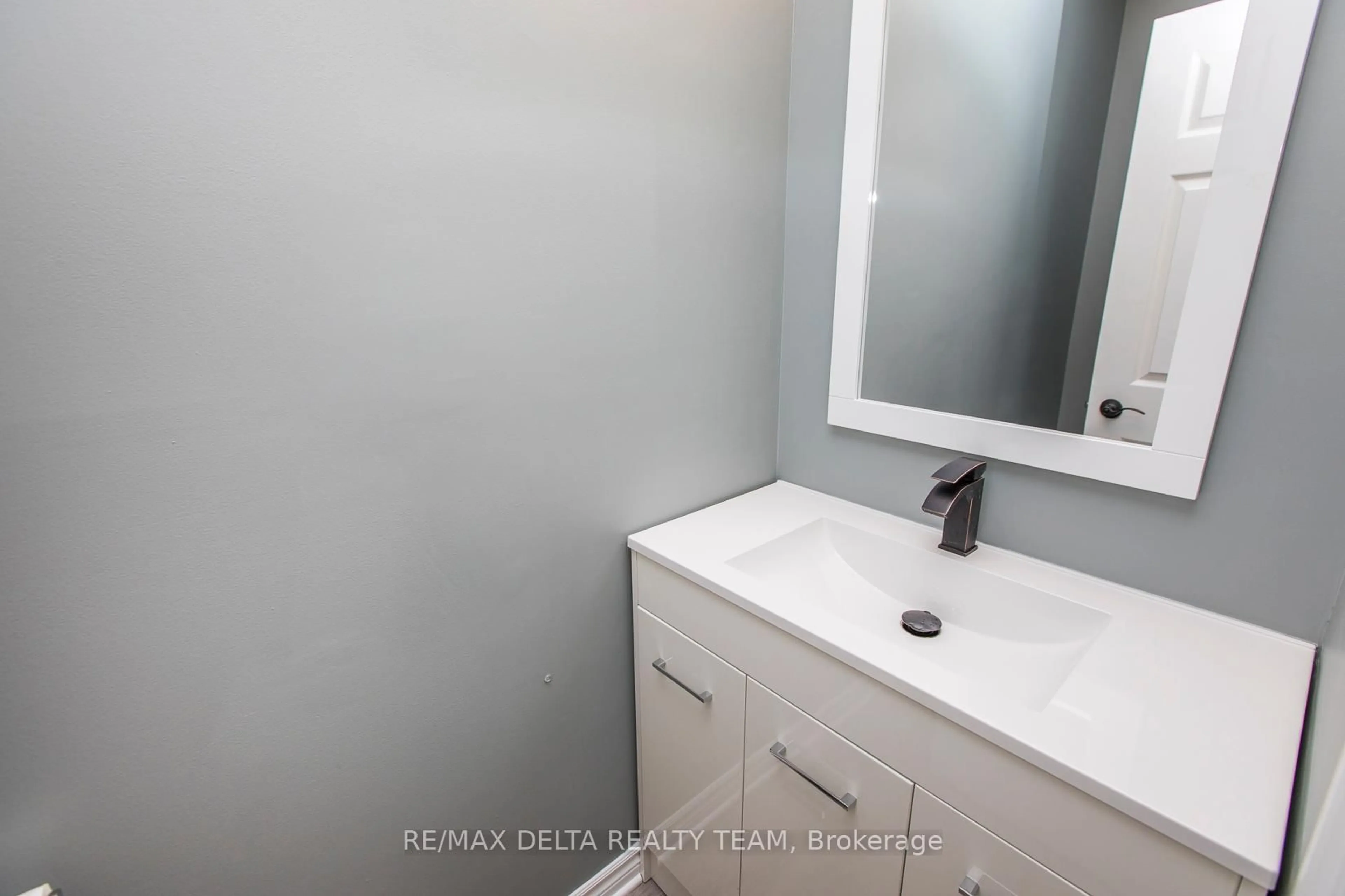 Unknown for 323 Monica Cres #8, Ottawa Ontario K1E 3N6