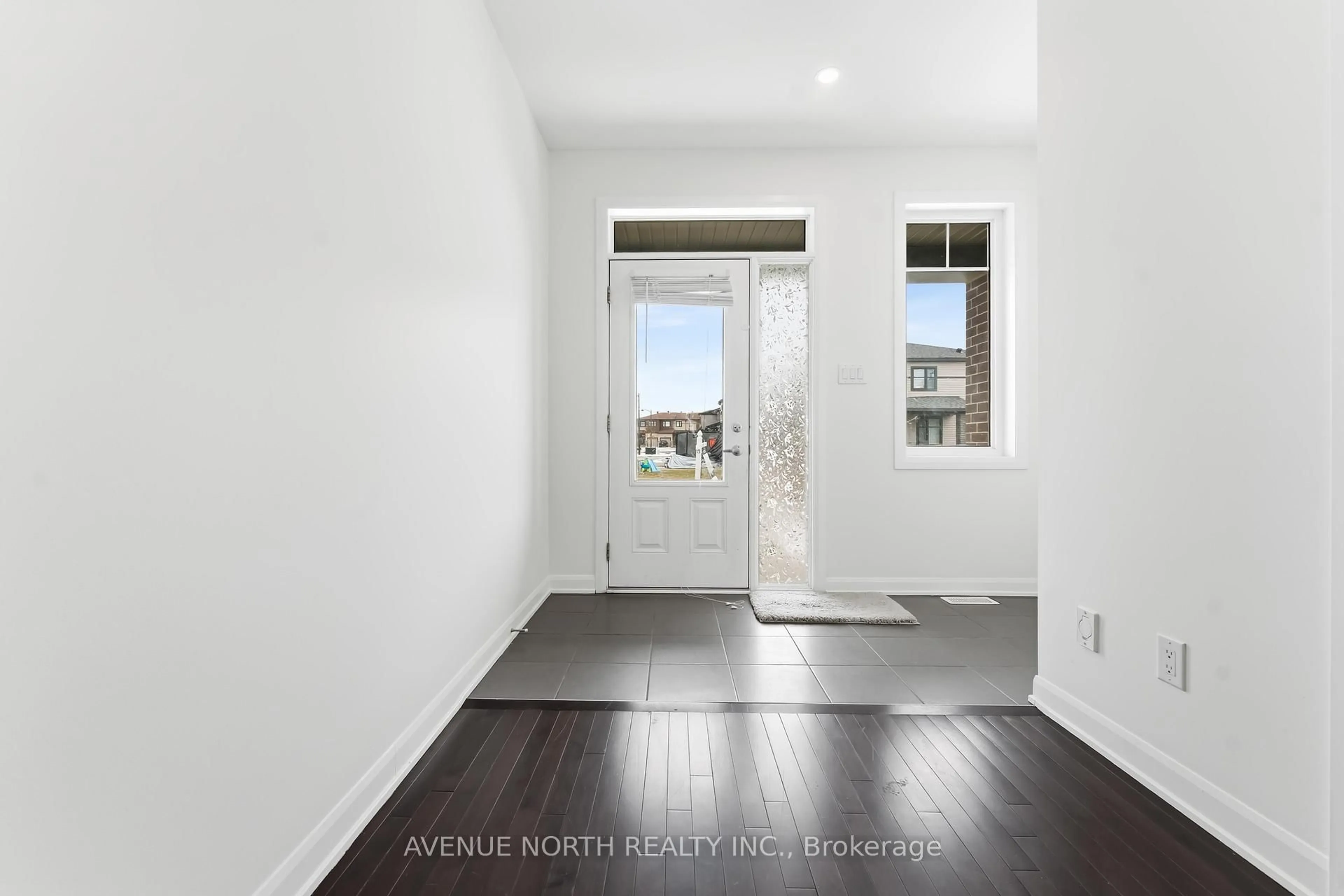 Indoor entryway for 2082 Caltra Cres, Ottawa Ontario K2J 6V4