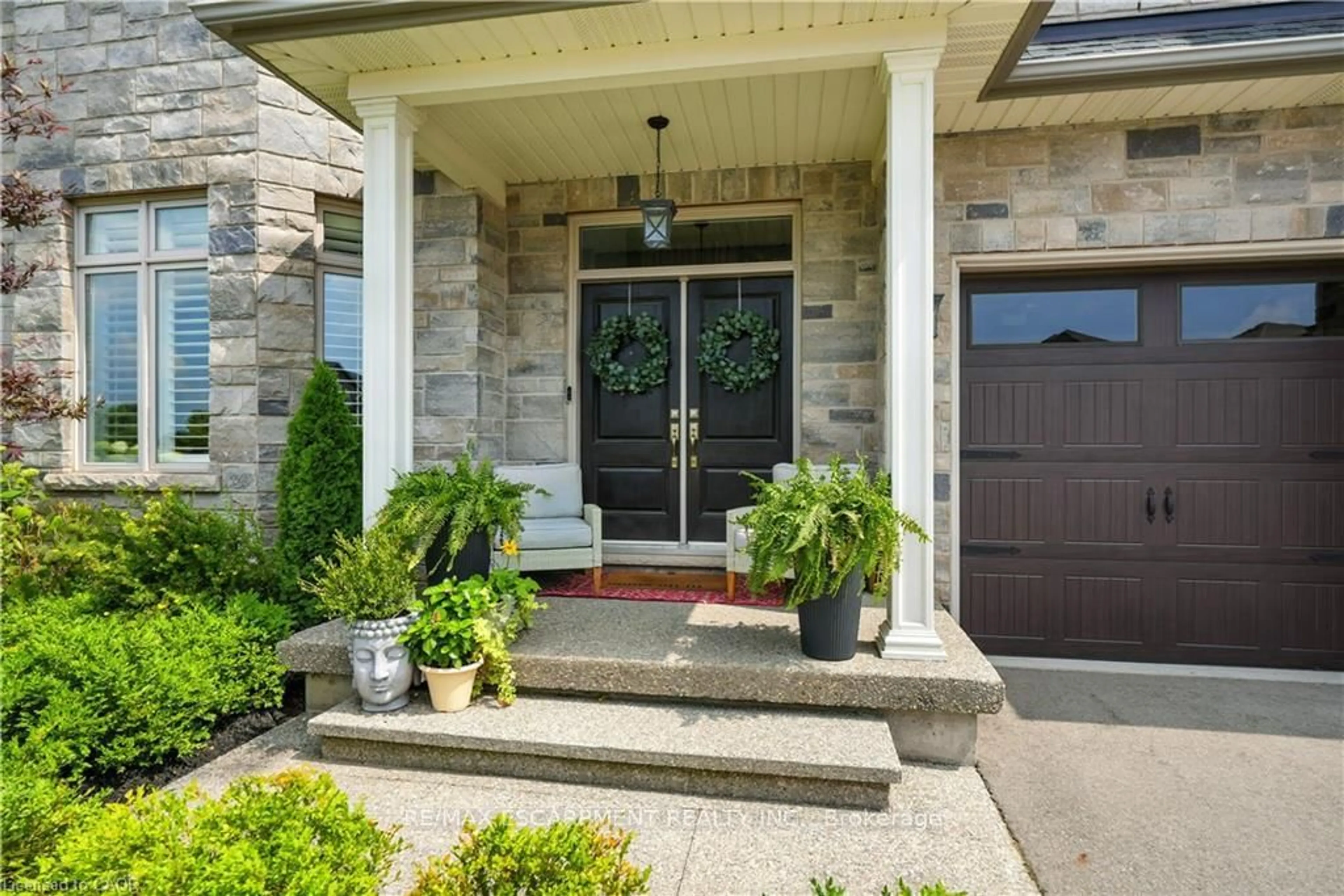 Indoor entryway for 103 Lampman Dr, Grimsby Ontario L3M 0E7