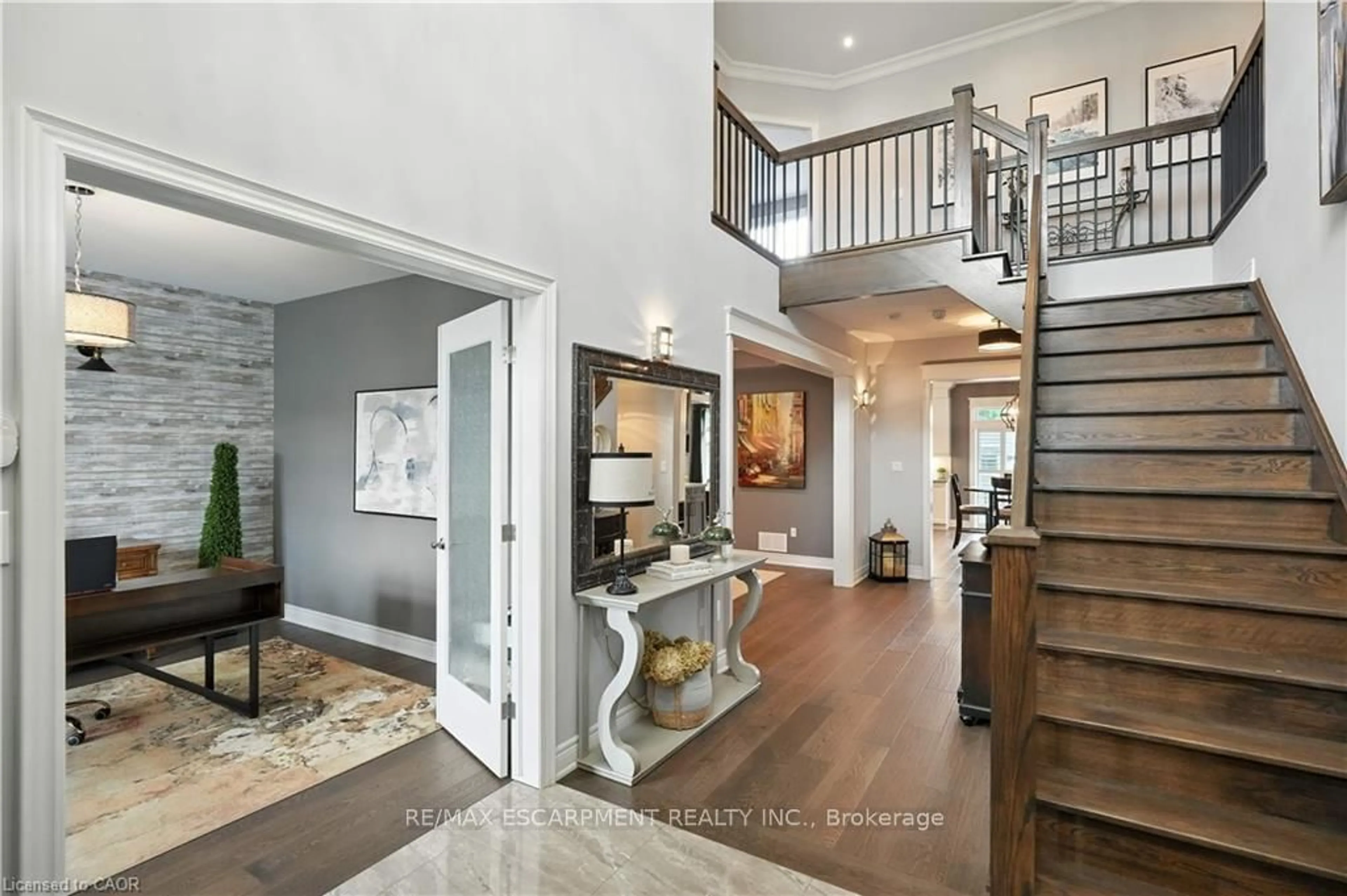 Indoor entryway for 103 Lampman Dr, Grimsby Ontario L3M 0E7