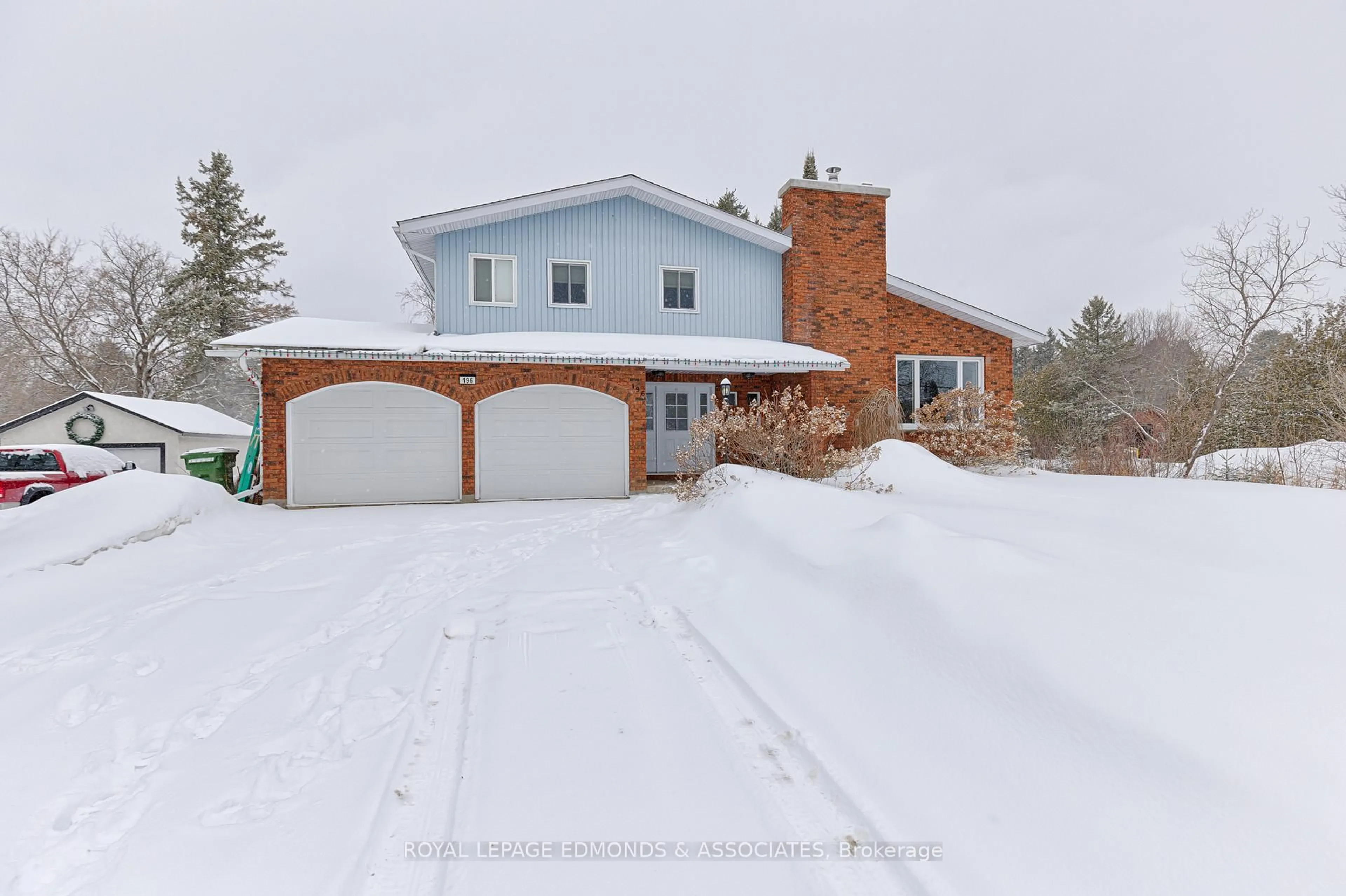 A pic from outside/outdoor area/front of a property/back of a property/a pic from drone, street for 196 Golf Course Rd, Laurentian Valley Ontario K8A 7B3