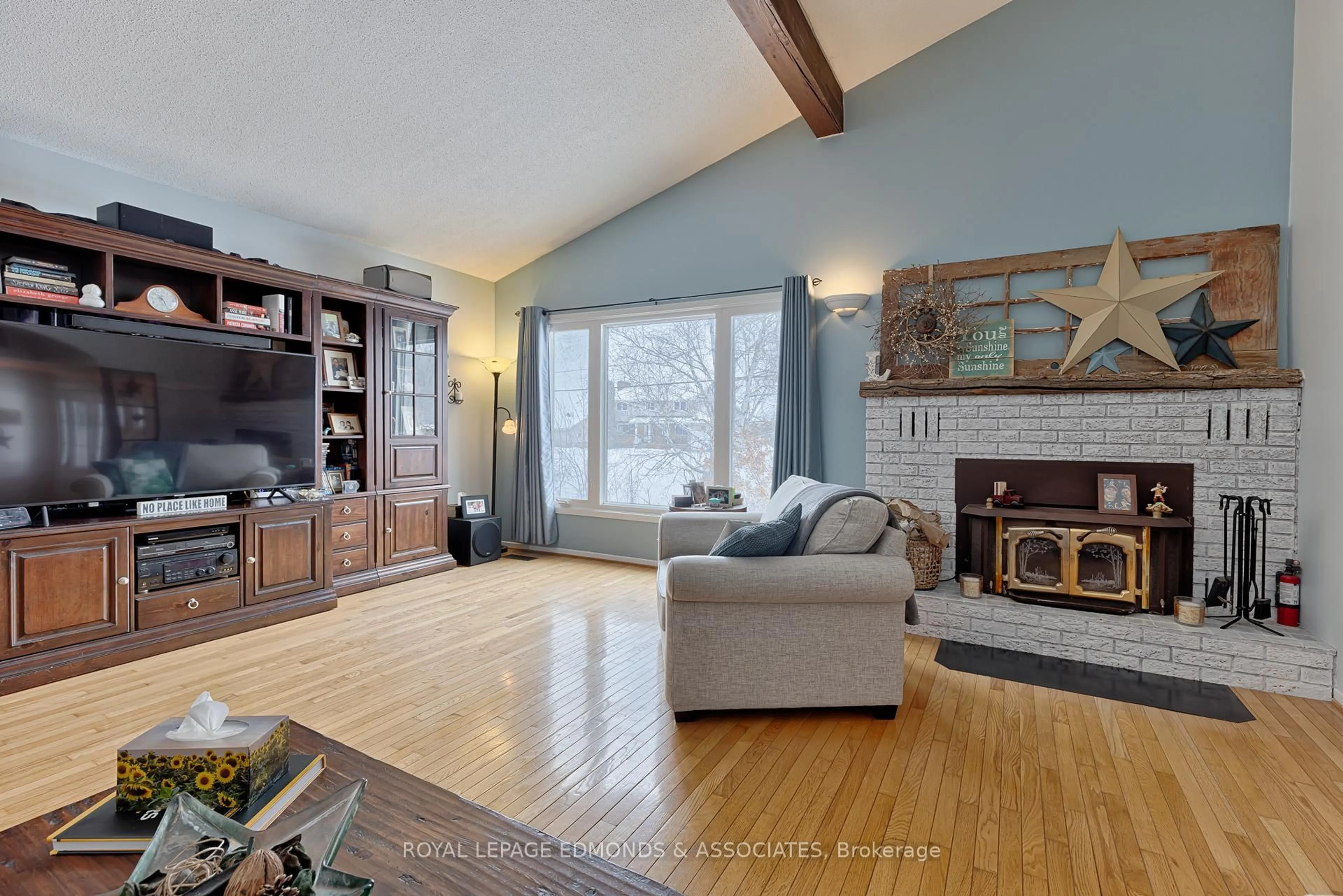 Living room with furniture, wood/laminate floor for 196 Golf Course Rd, Laurentian Valley Ontario K8A 7B3