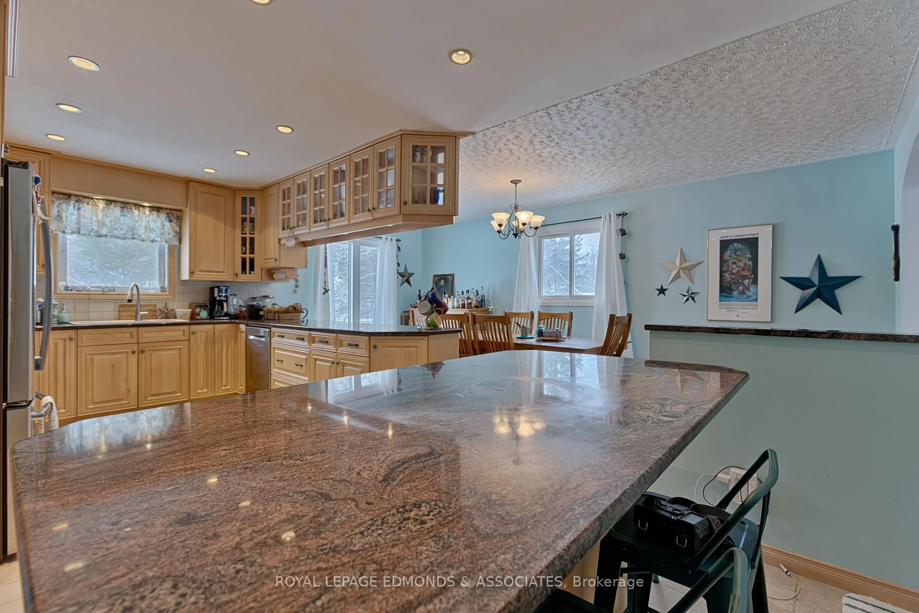 Open concept kitchen, ceramic/tile floor for 196 Golf Course Rd, Laurentian Valley Ontario K8A 7B3