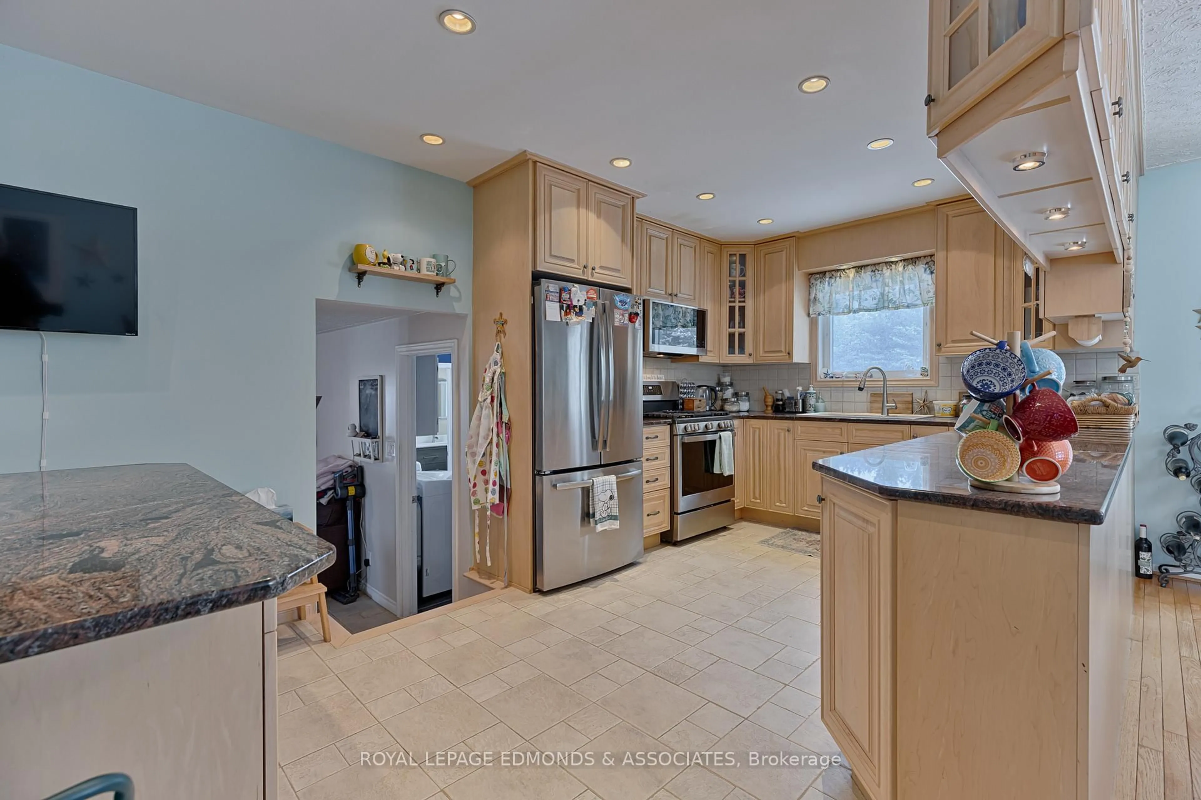 Open concept kitchen, ceramic/tile floor for 196 Golf Course Rd, Laurentian Valley Ontario K8A 7B3