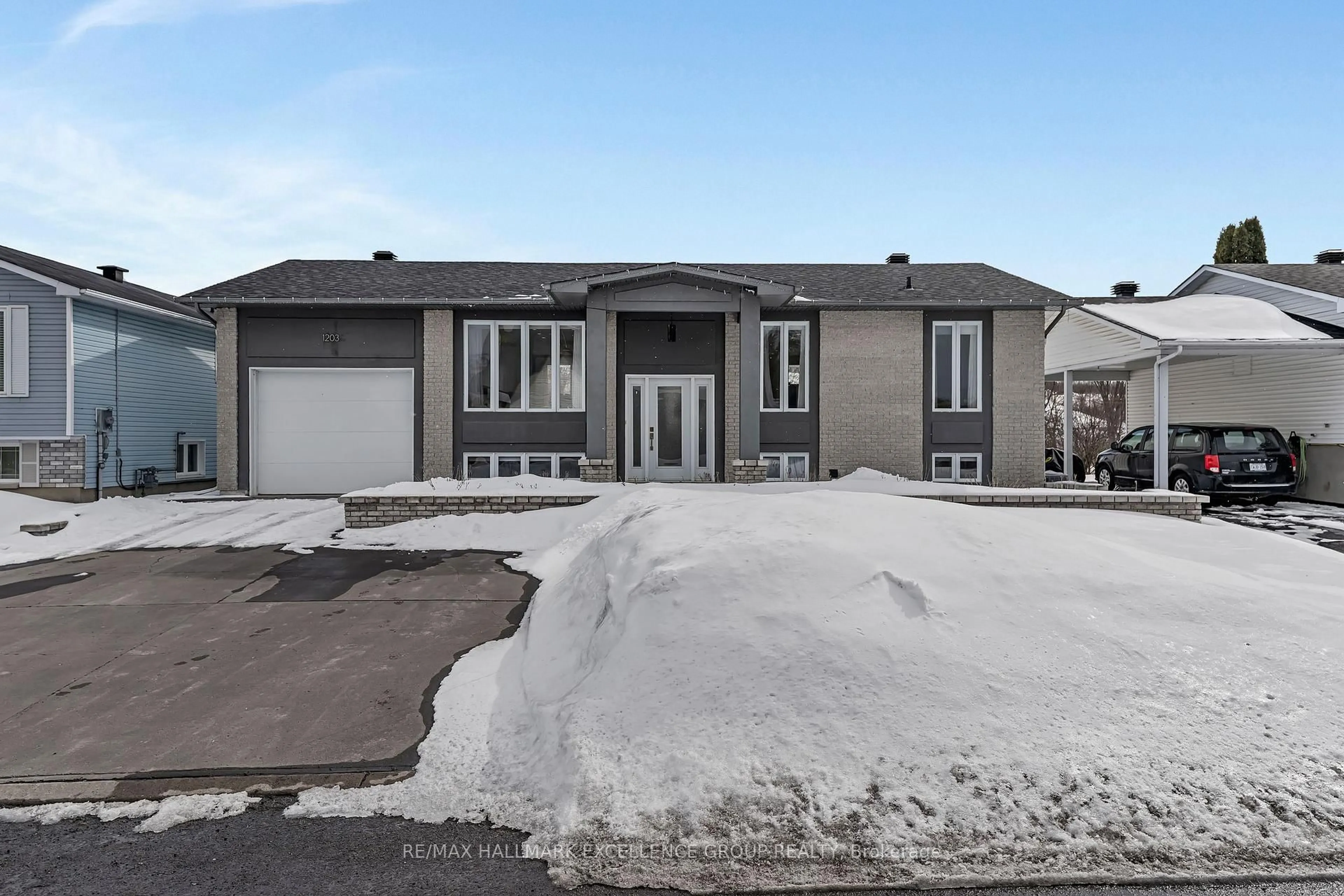 A pic from outside/outdoor area/front of a property/back of a property/a pic from drone, street for 1203 St Jacques St, Clarence-Rockland Ontario K4K 1M3