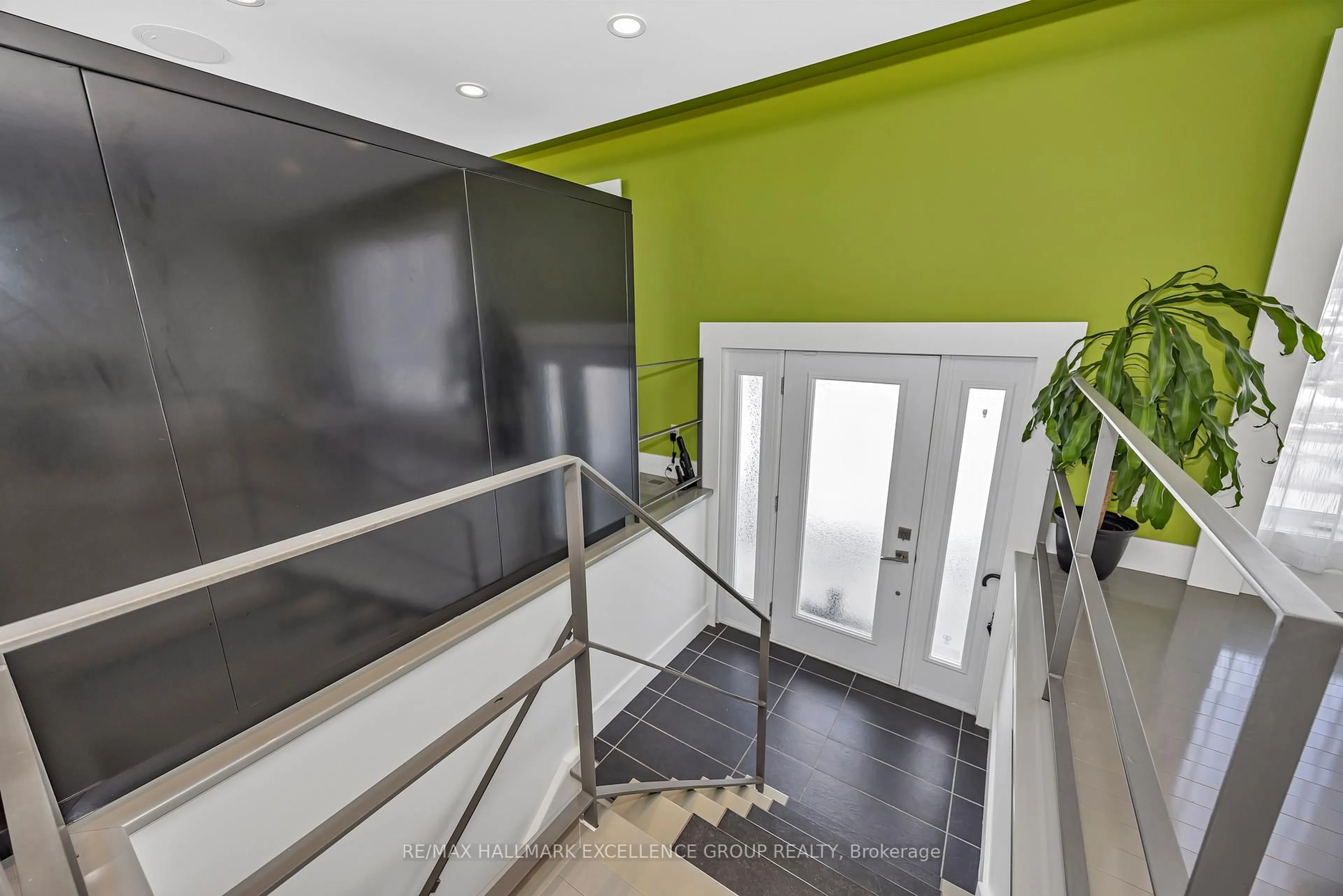 Indoor foyer for 1203 St Jacques St, Clarence-Rockland Ontario K4K 1M3