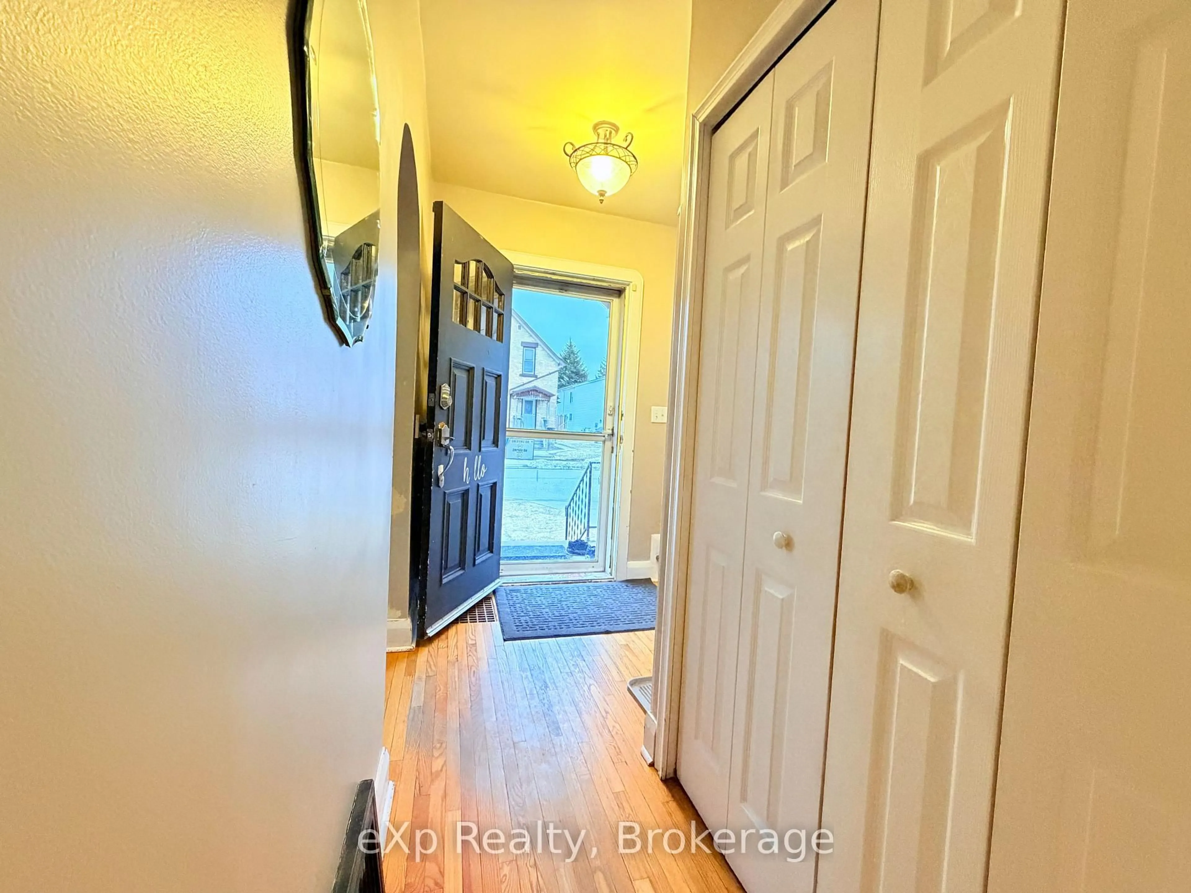 Indoor entryway for 580 11th Ave, Hanover Ontario N4N 2S6