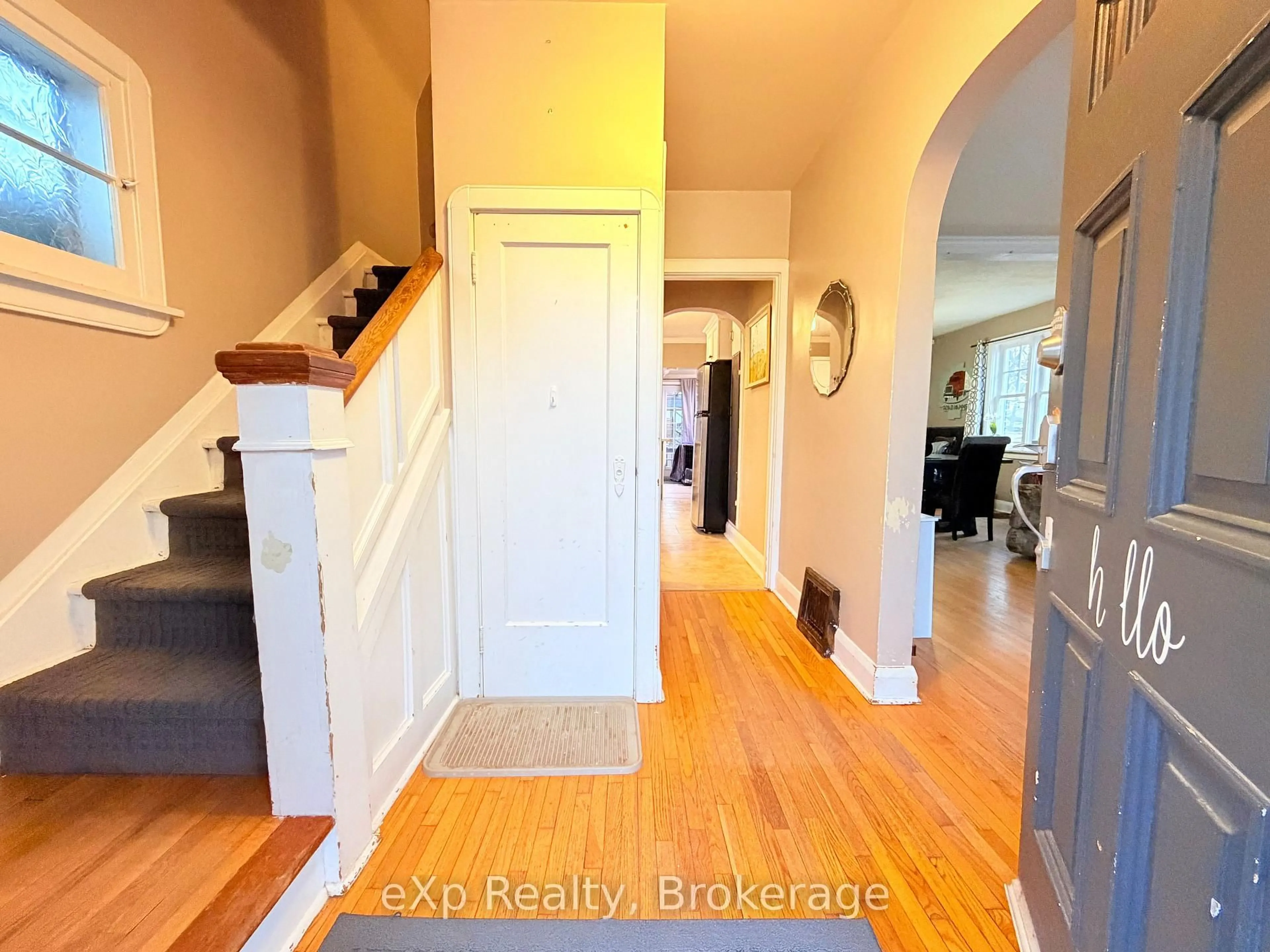 Indoor entryway for 580 11th Ave, Hanover Ontario N4N 2S6