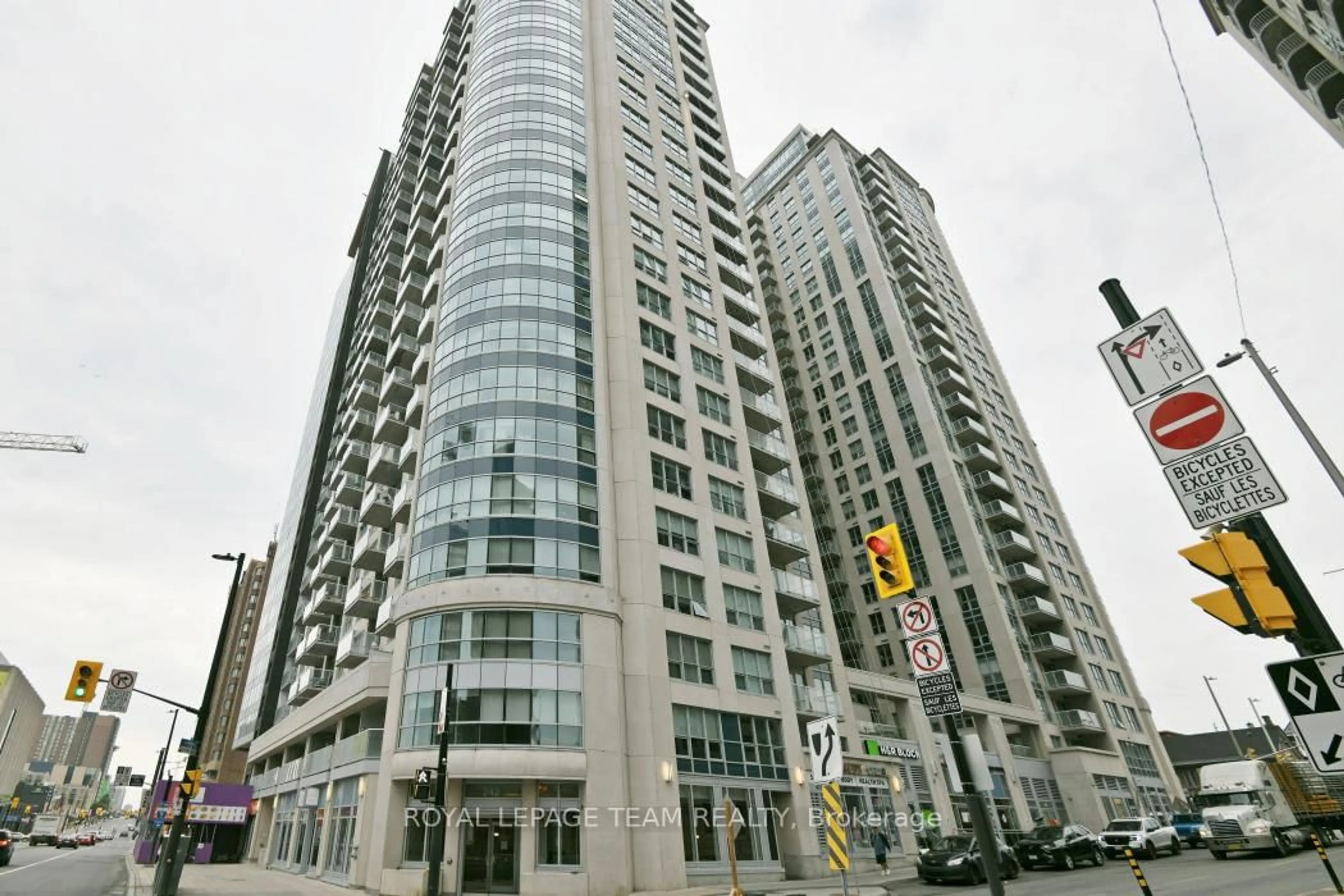 Indoor foyer for 242 Rideau St #1303, Ottawa Ontario K1N 0B7