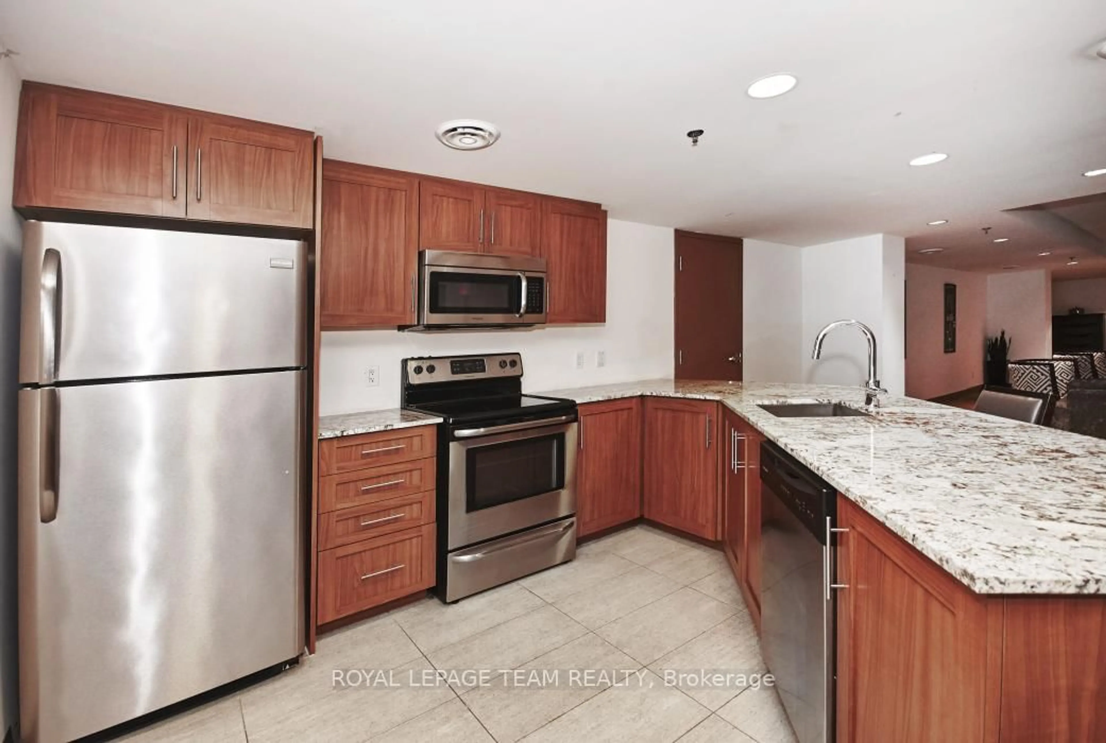 Standard kitchen, ceramic/tile floor for 242 Rideau St #1303, Ottawa Ontario K1N 0B7