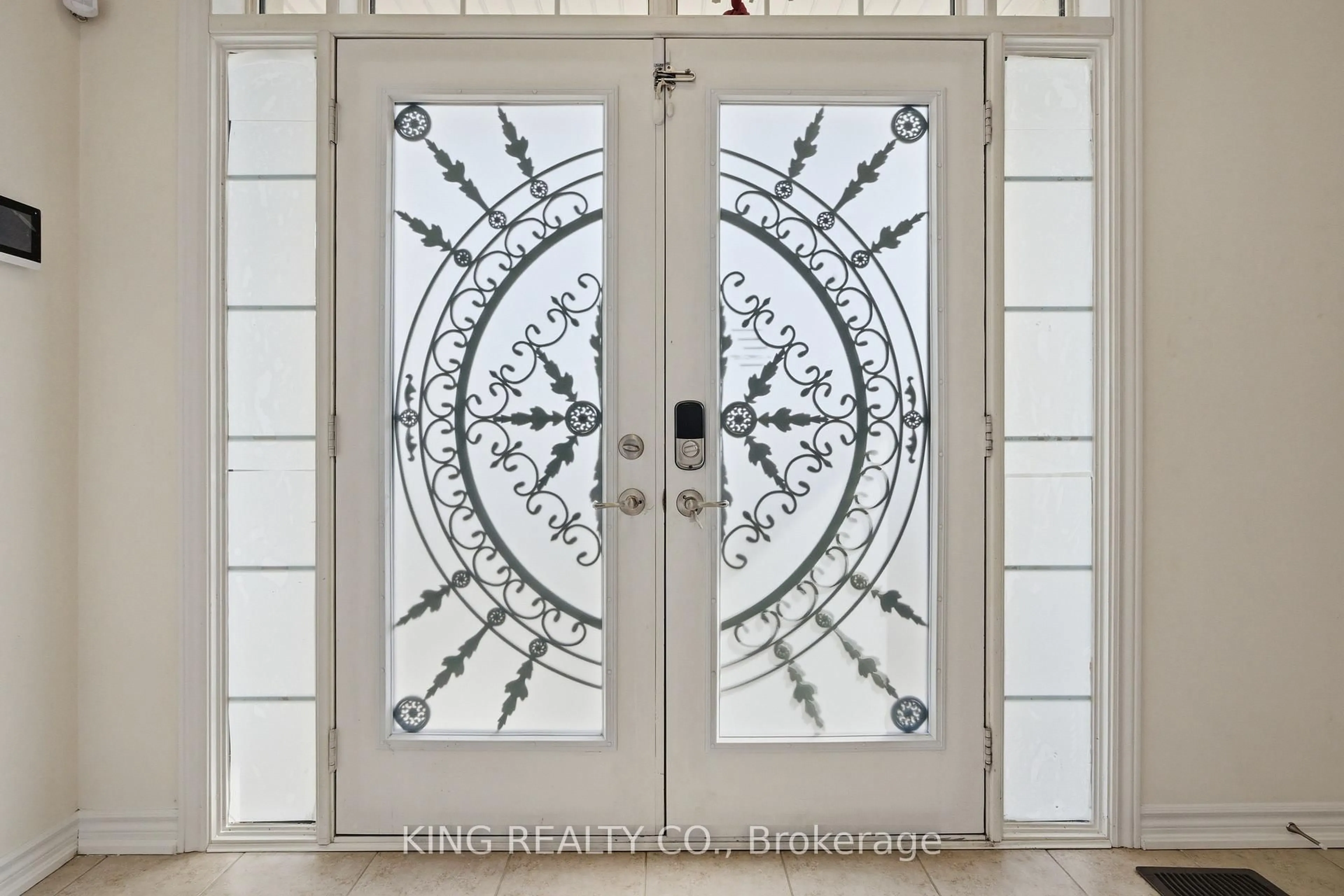 Indoor entryway for 92 Scenic Ridge Gate, Brant Ontario N3L 3E3