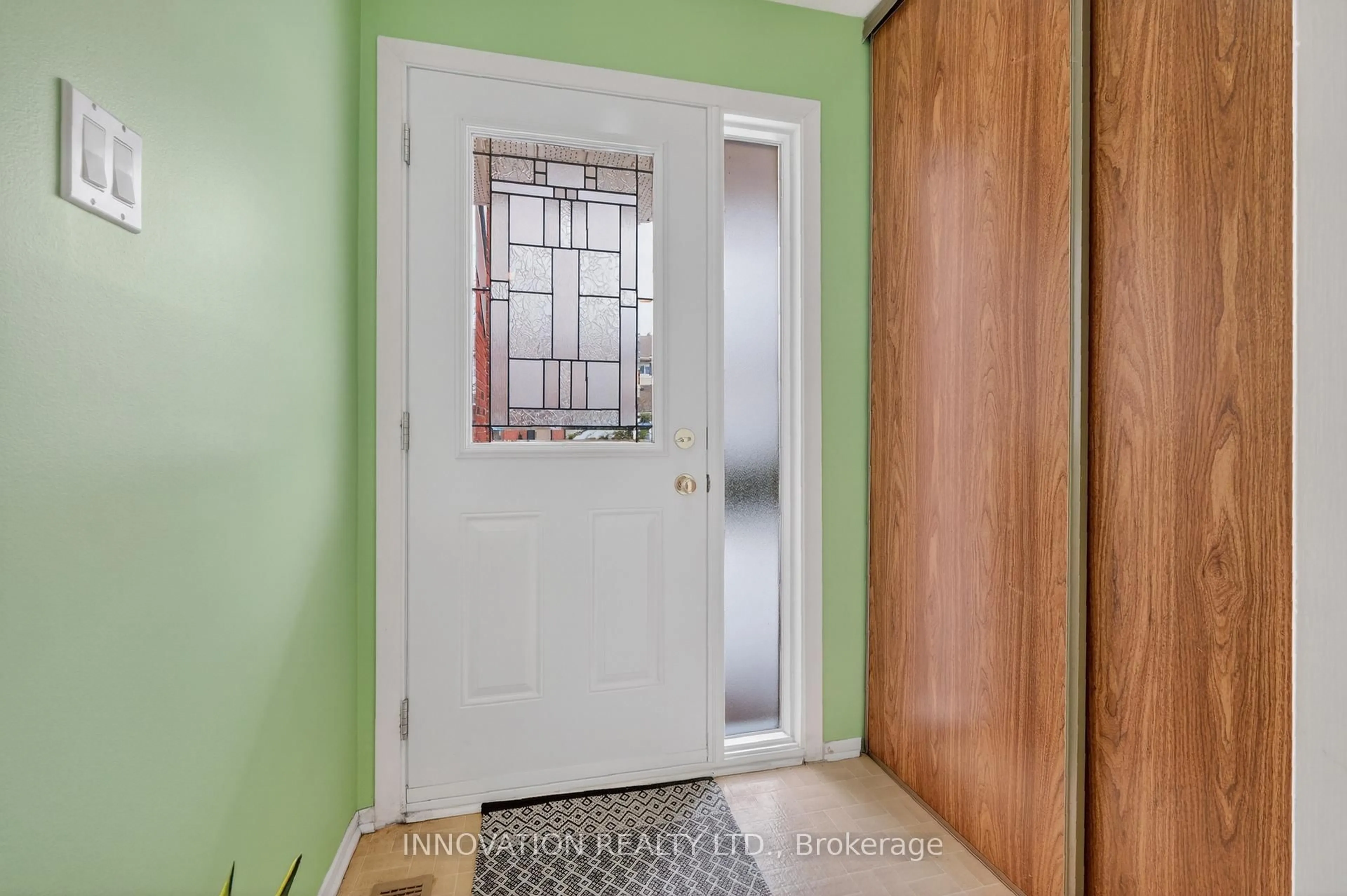 Indoor entryway for 416 Sandhamn Private, Ottawa Ontario K1T 2Y9