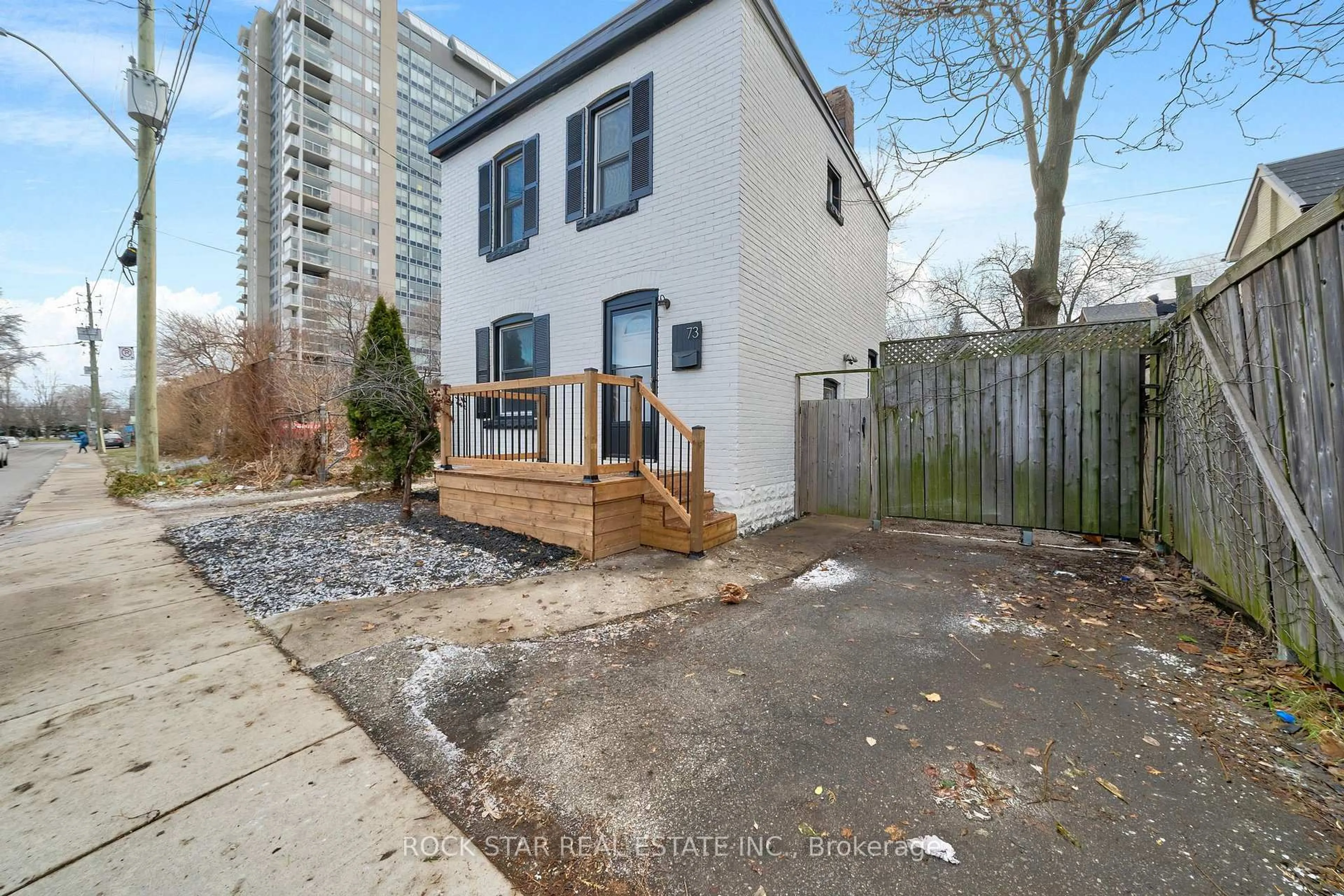 Unknown for 73 Peter St, Hamilton Ontario L8R 1T4