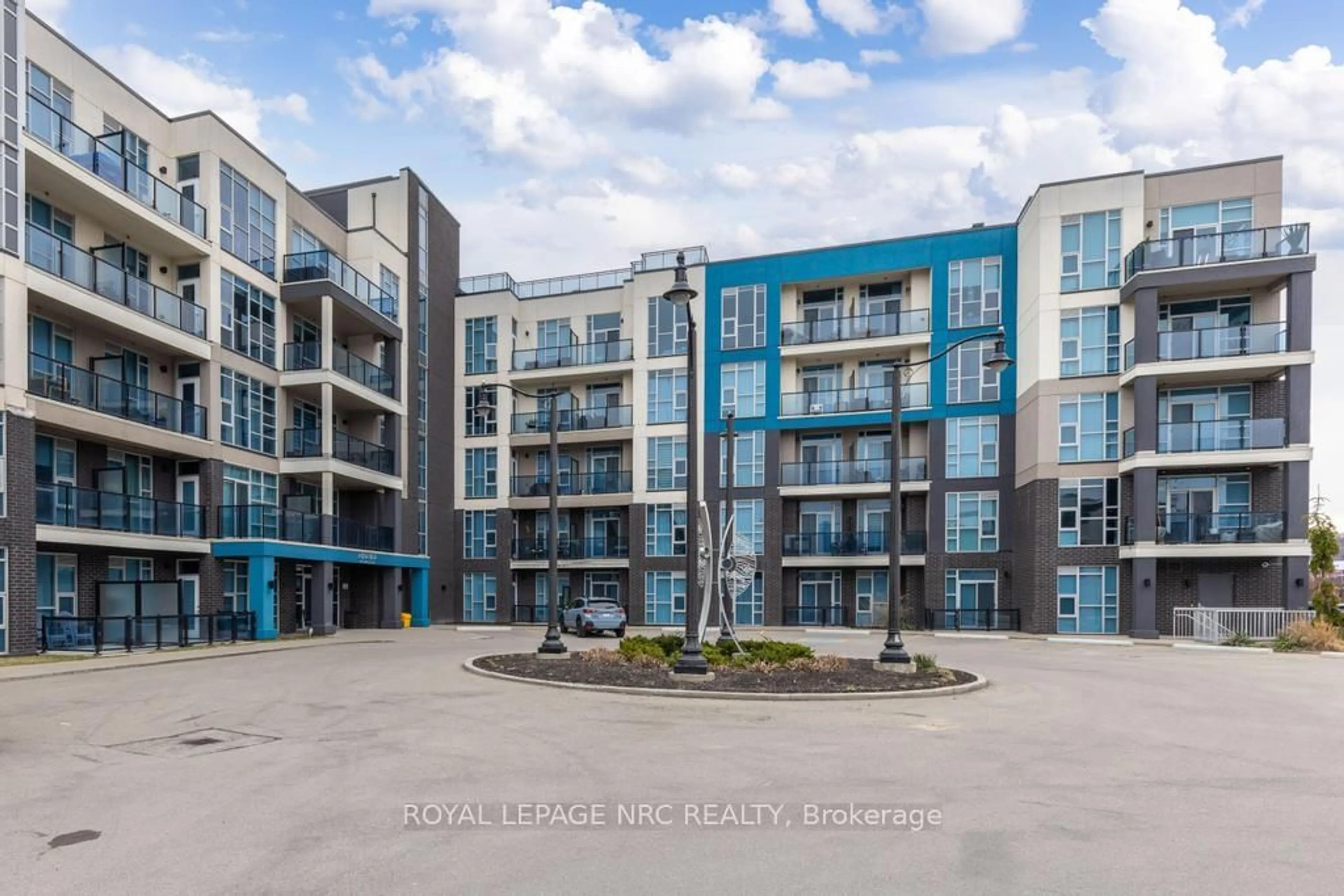 A pic from outside/outdoor area/front of a property/back of a property/a pic from drone, building for 10 Concord Pl #412, Grimsby Ontario L3M 0G6