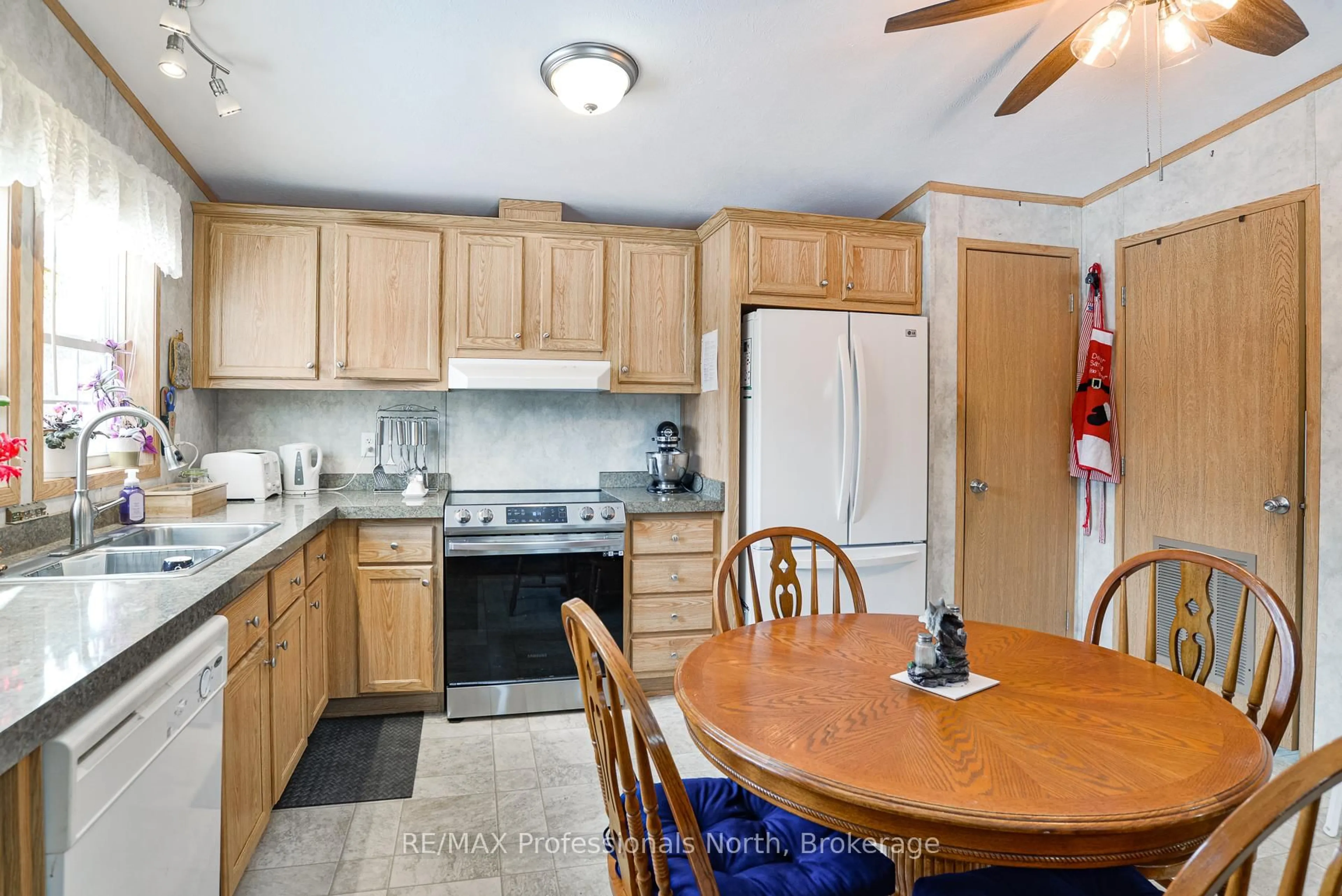 Standard kitchen, unknown for 1874 Highway 118, Bracebridge Ontario P1L 1X1