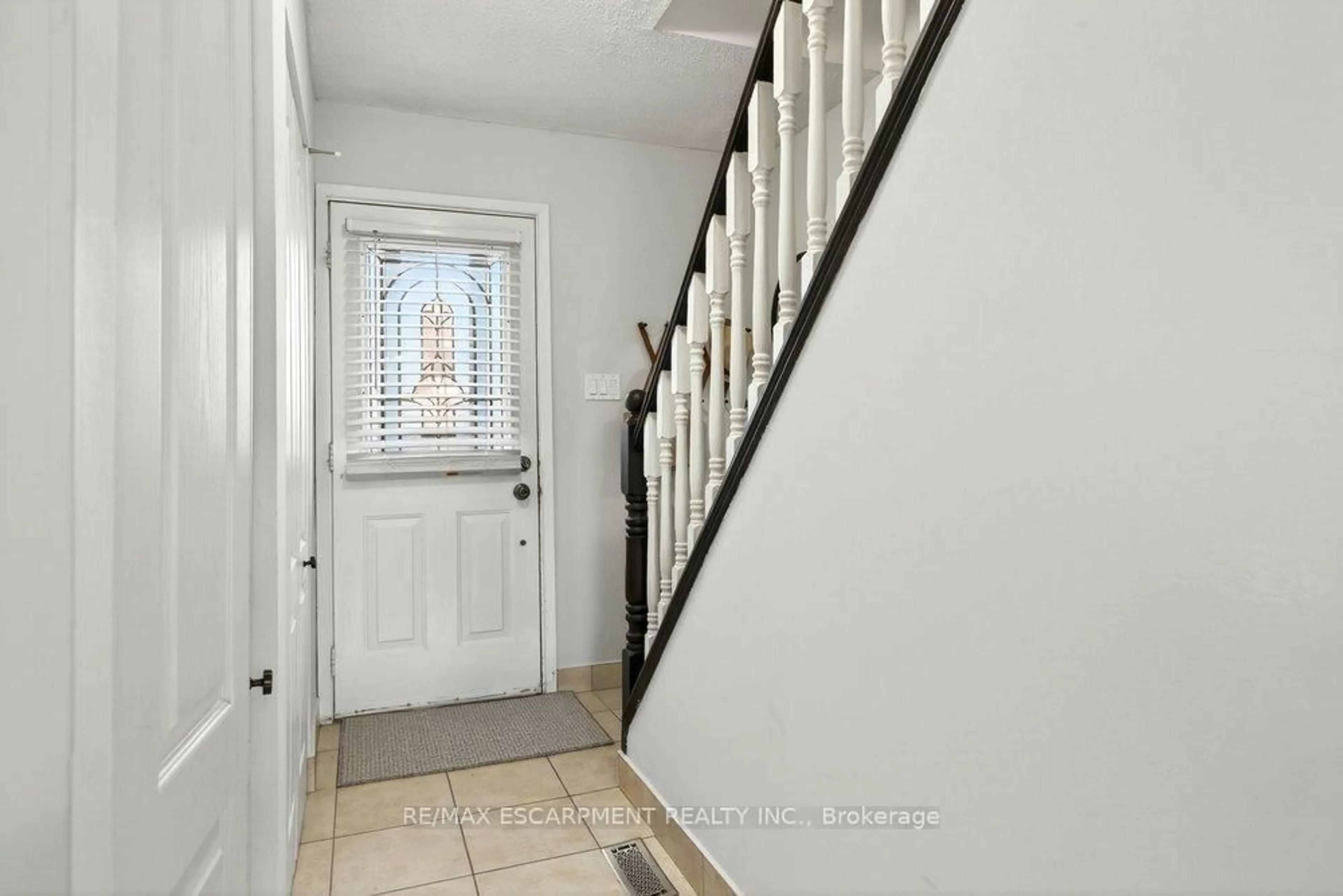 Indoor entryway for 1350 Limeridge Rd #4, Hamilton Ontario L8W 1L6