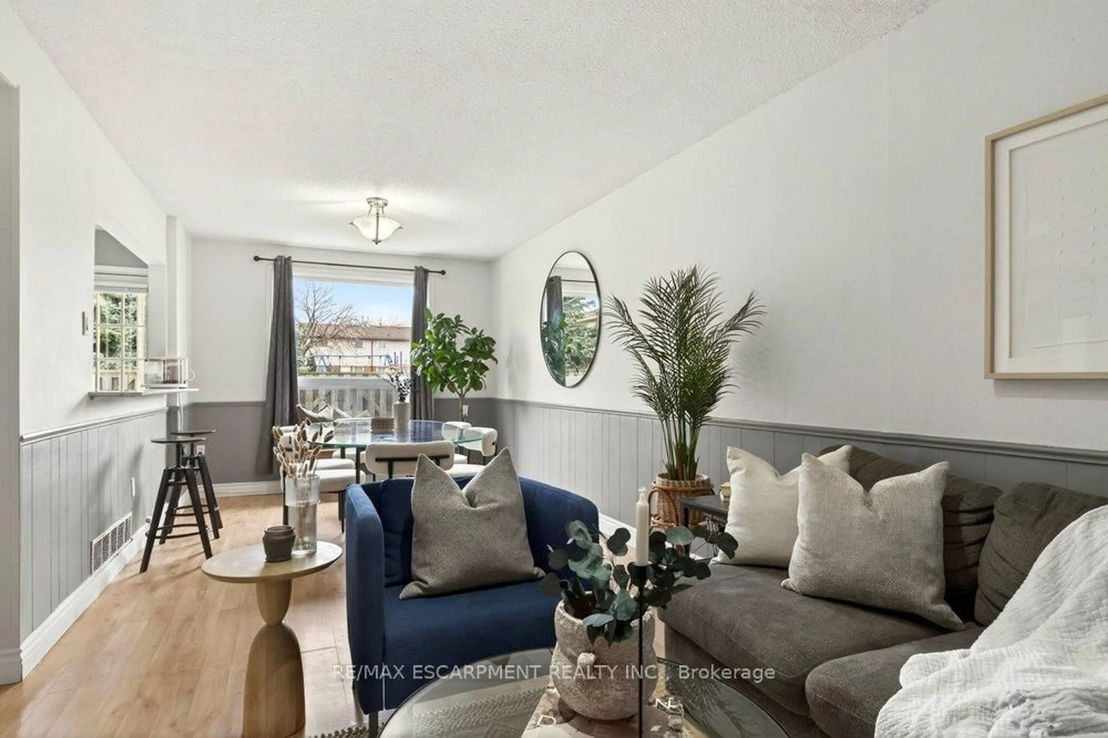 Living room with furniture, unknown for 1350 Limeridge Rd #4, Hamilton Ontario L8W 1L6