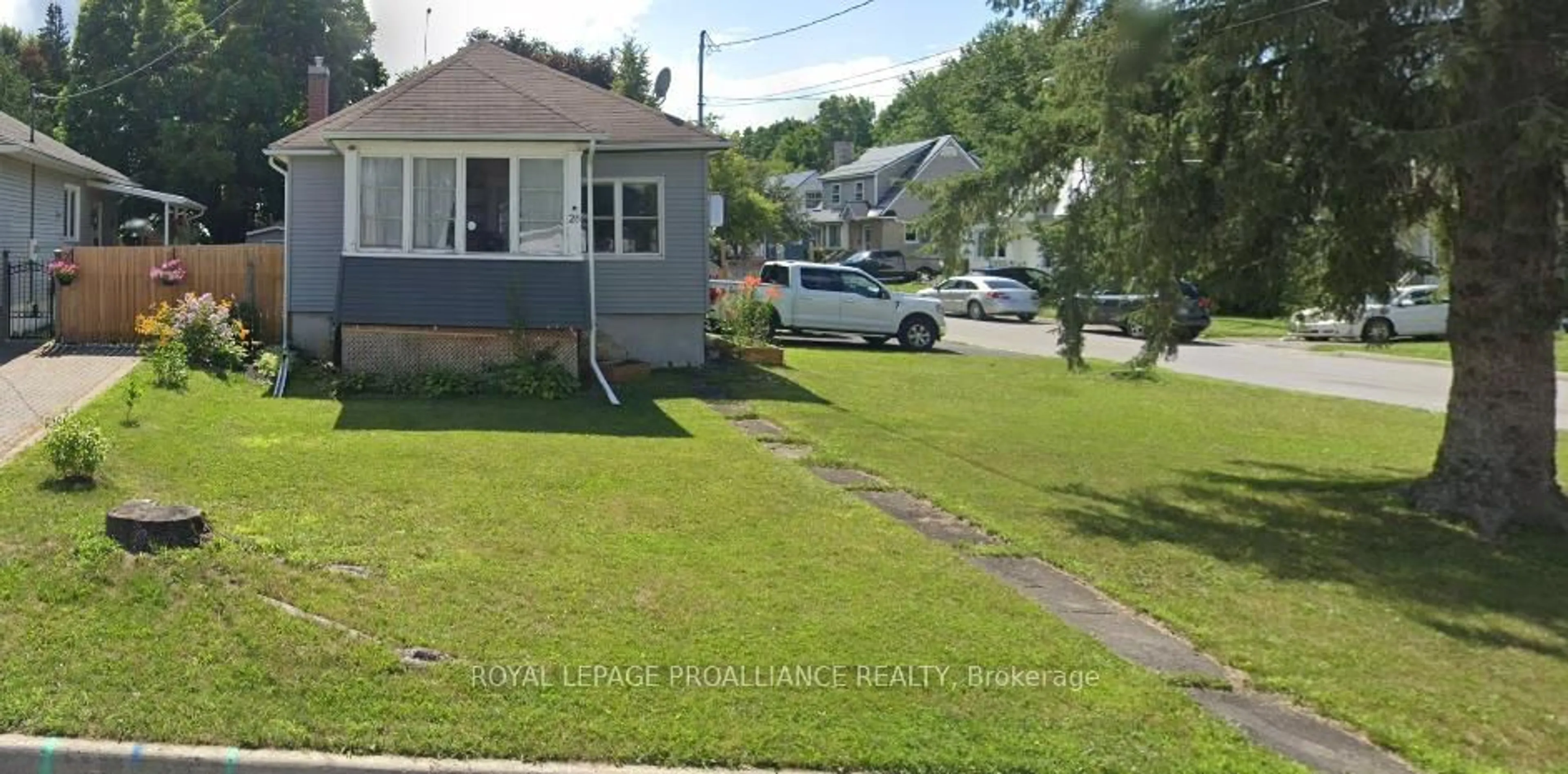A pic from outside/outdoor area/front of a property/back of a property/a pic from drone, street for 28 Oak St, Brockville Ontario K6V 5R2