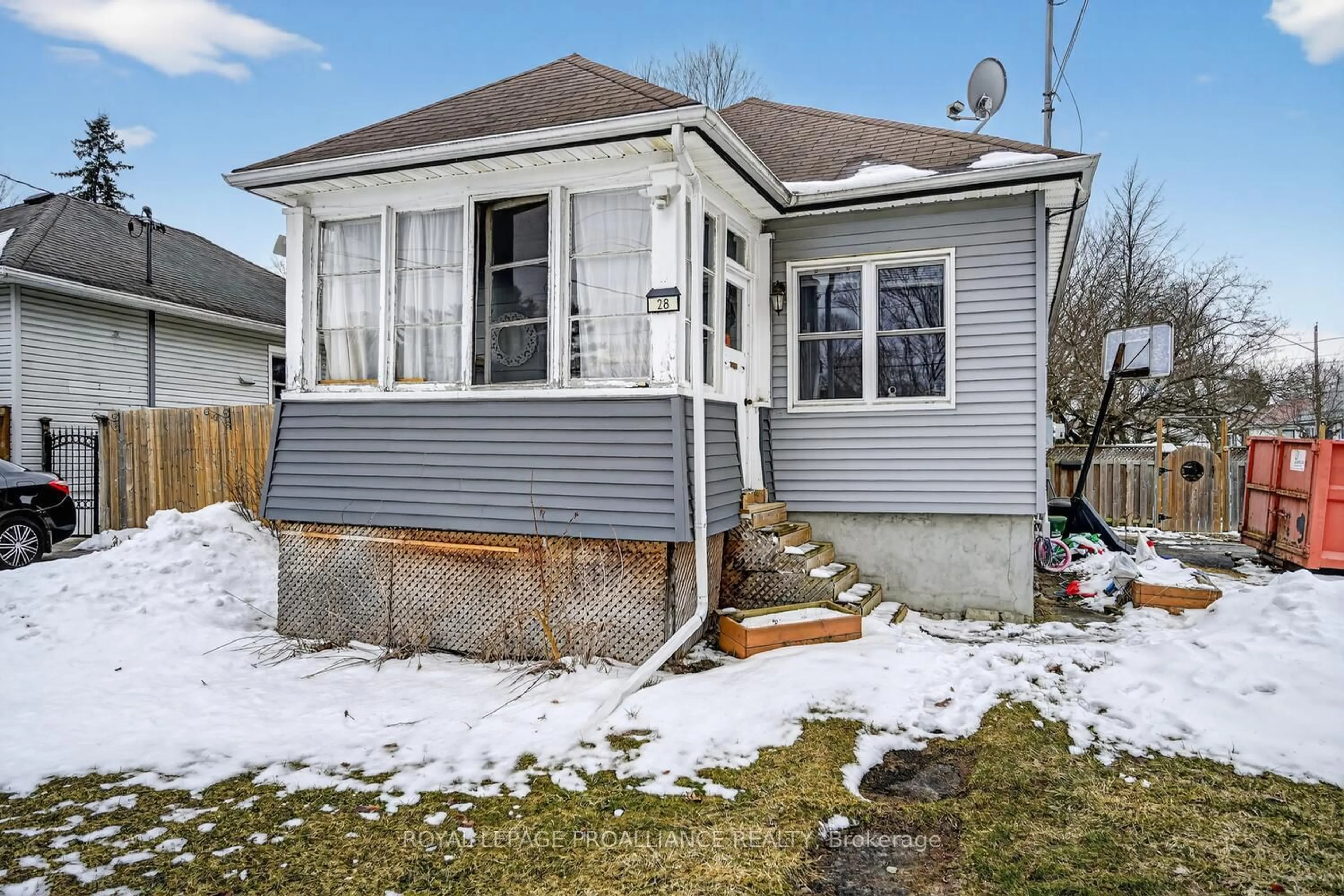 Home with vinyl exterior material, street for 28 Oak St, Brockville Ontario K6V 5R2