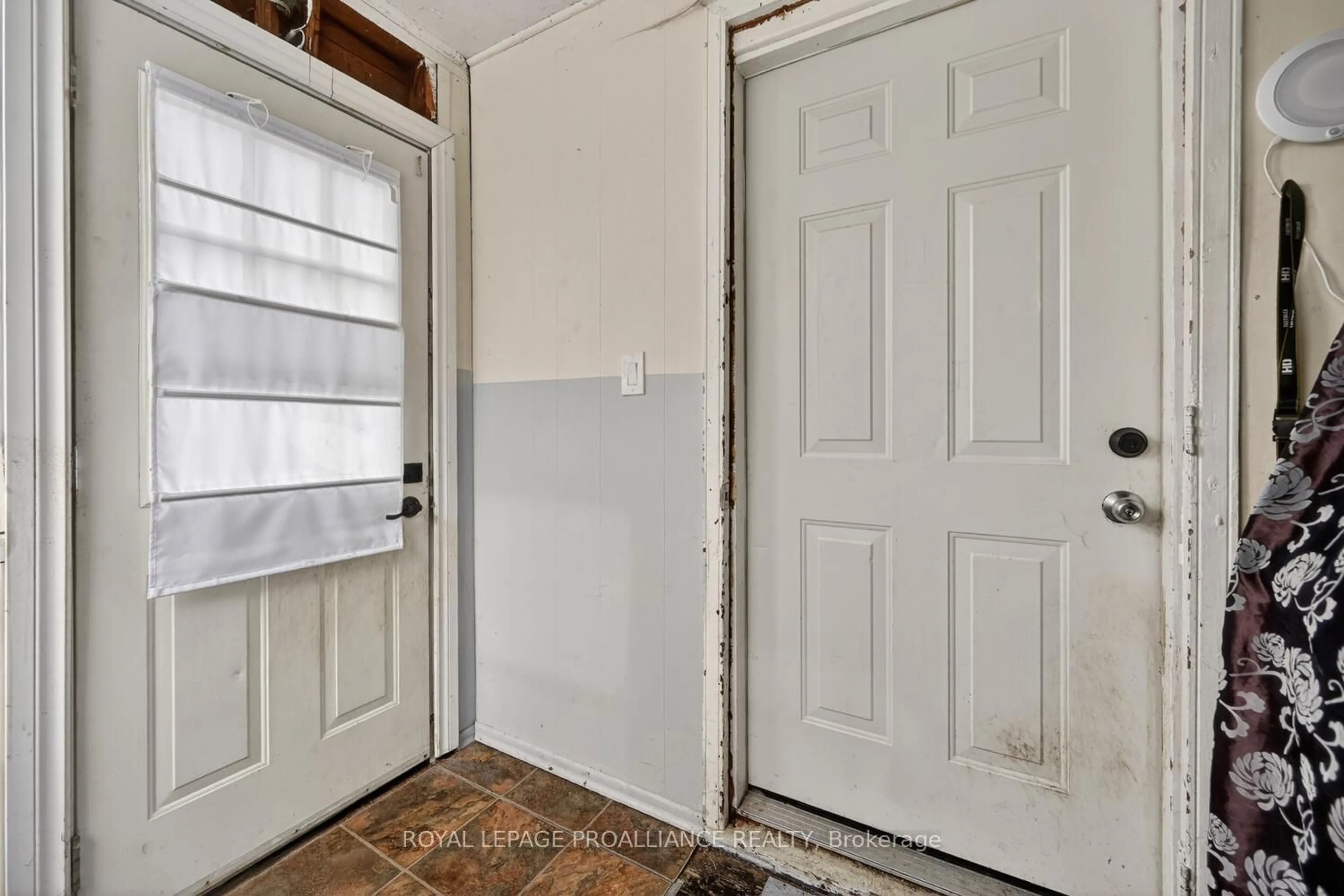 Indoor entryway for 28 Oak St, Brockville Ontario K6V 5R2
