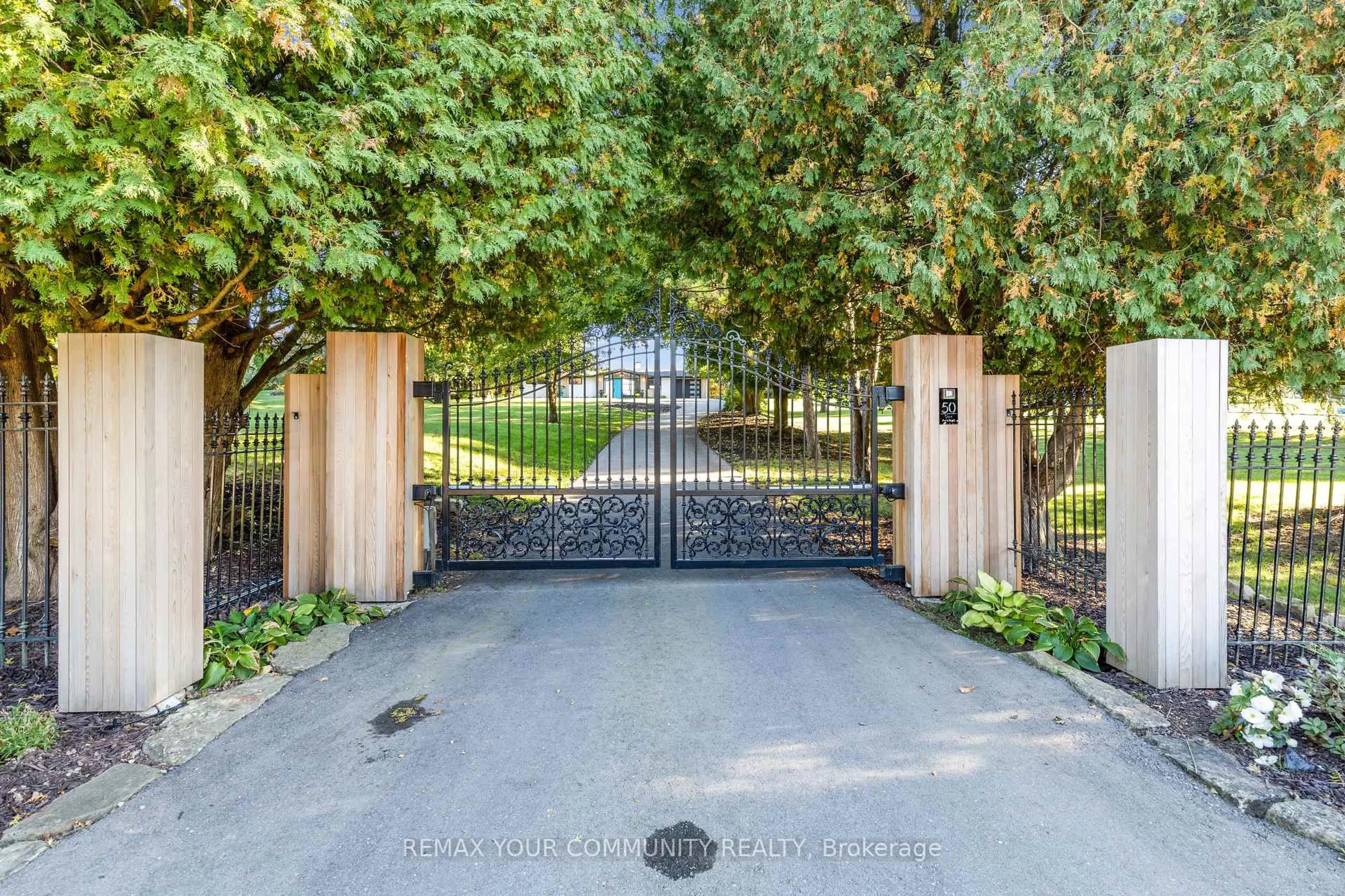 Indoor entryway for 50 Oak Ave, Hamilton Ontario L9H 4Y9