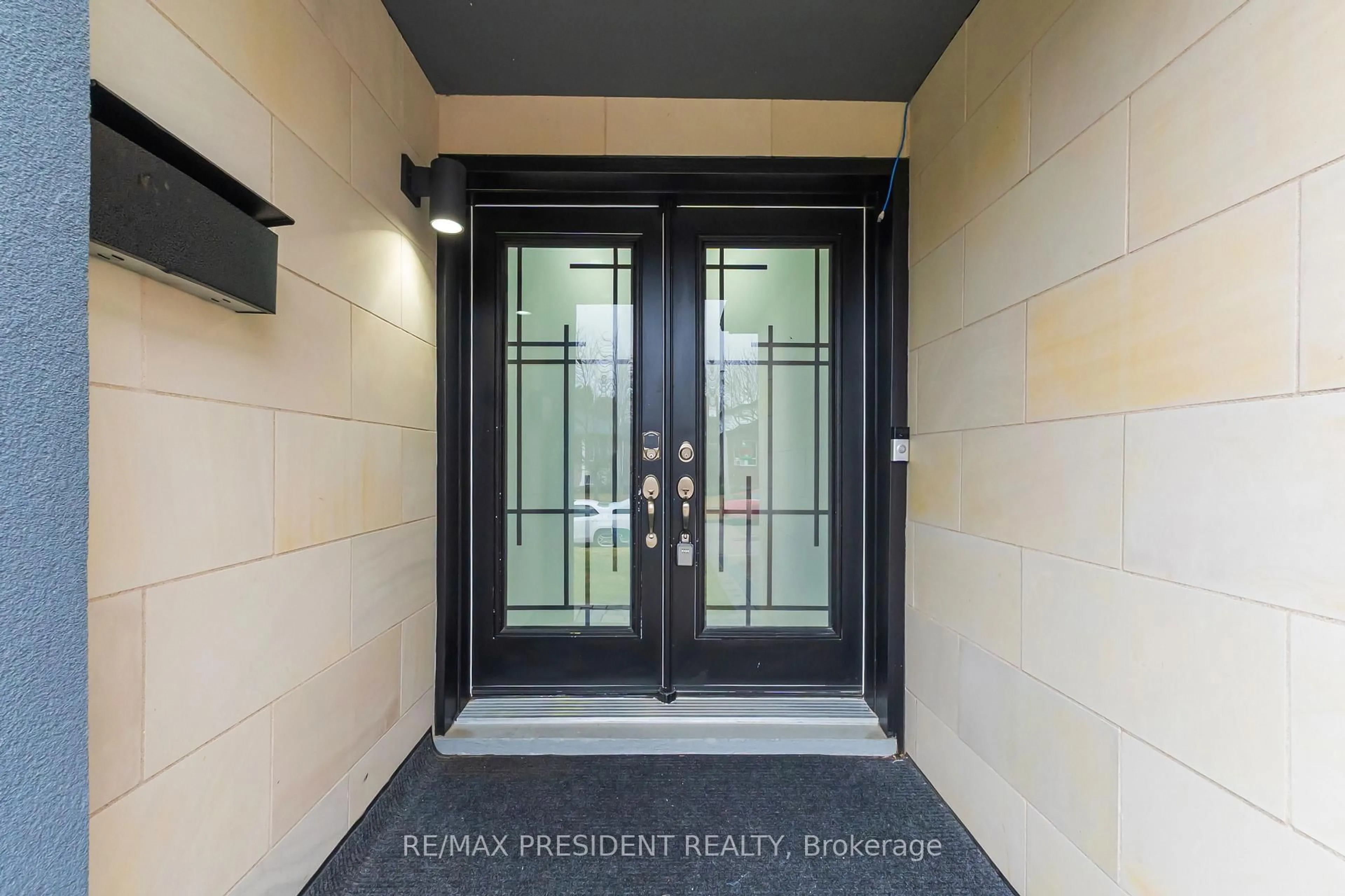 Indoor entryway for 212 Wedgewood Dr, Cambridge Ontario N1S 4P8