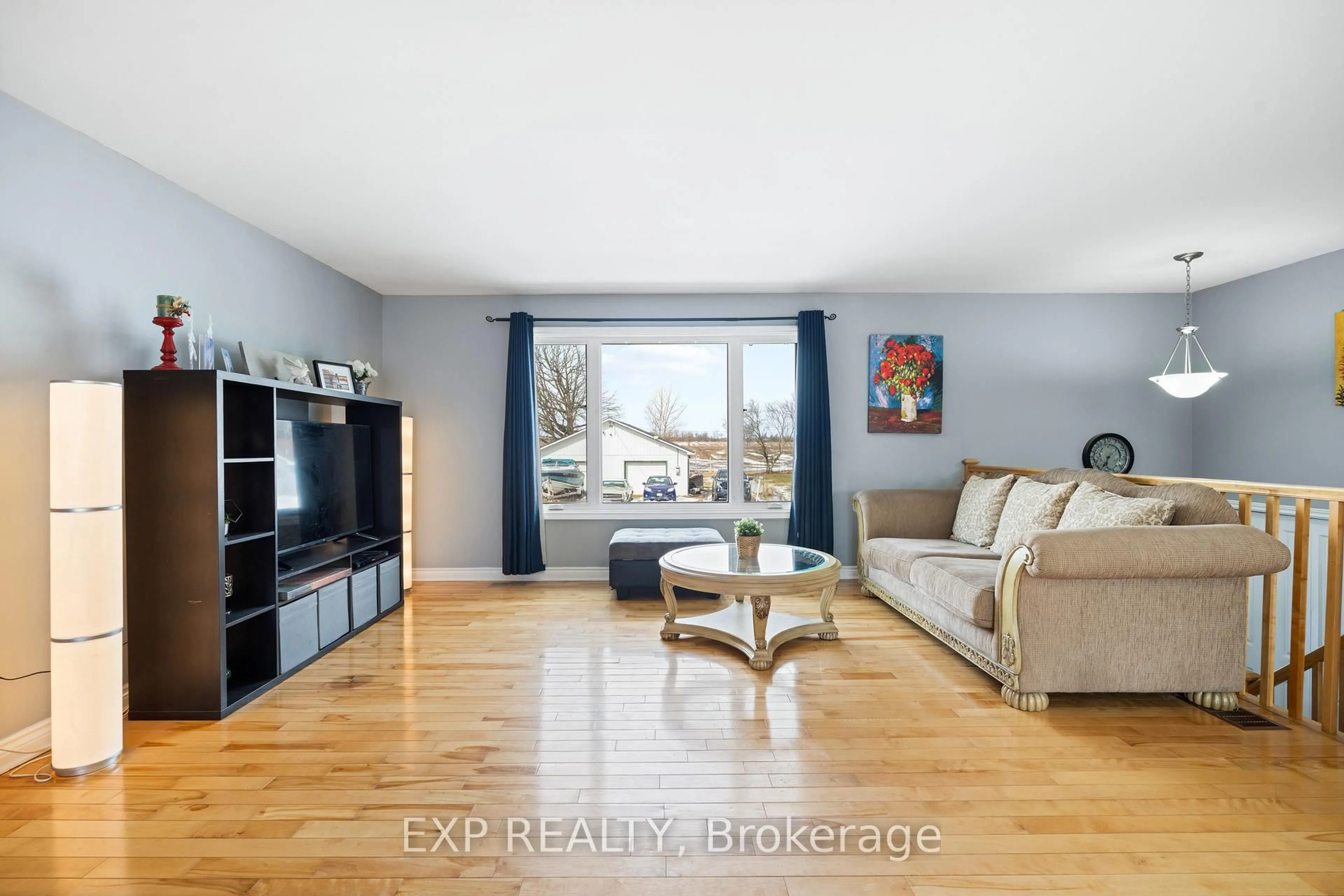 Living room with furniture, wood/laminate floor for 10610 Maple St, North Dundas Ontario K0E 1W0